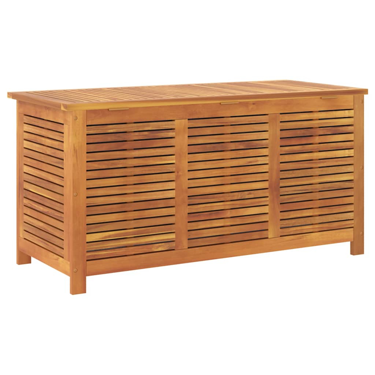 Holztruhe mit Lamellen-Design. Isoliert auf weißem Hintergrund.