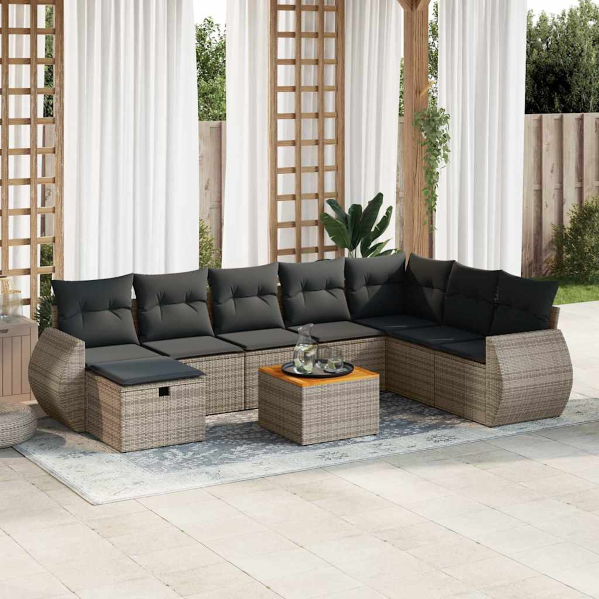 Outdoor-Ecksofa mit grauen Kissen und einem Tisch. Weiße Vorhänge und Holzgitter im Hintergrund.