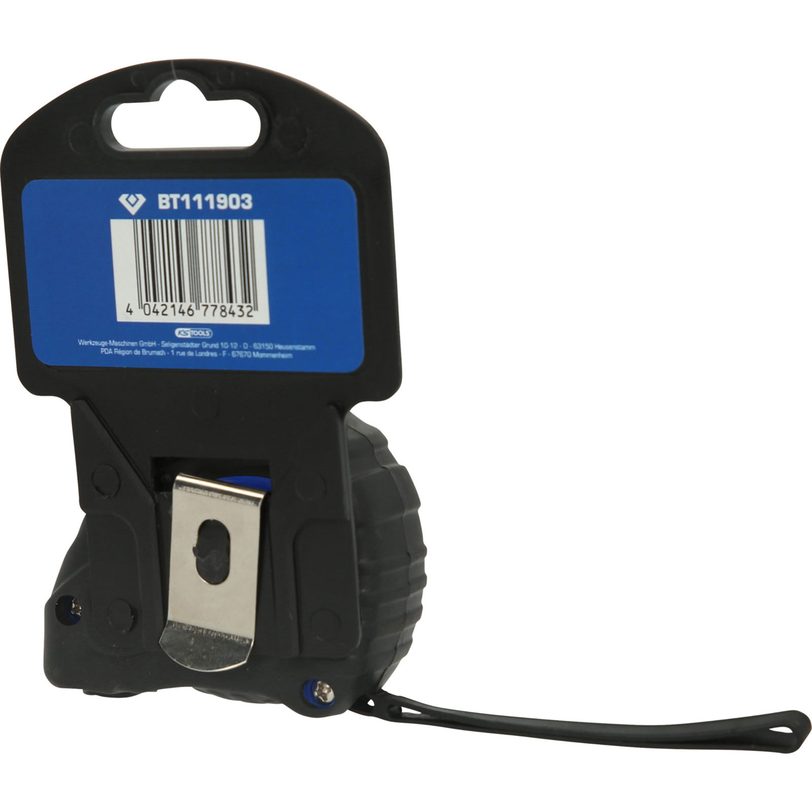 Ein schwarzes Maßband mit blauem Etikett. Das Etikett hat Text und einen Barcode.