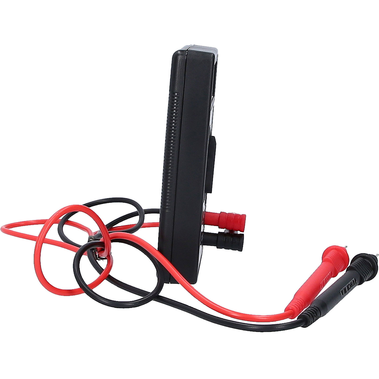Ein schwarzes Multimeter mit roten und schwarzen Sonden. Die Sonden sind in das Multimeter eingesteckt.