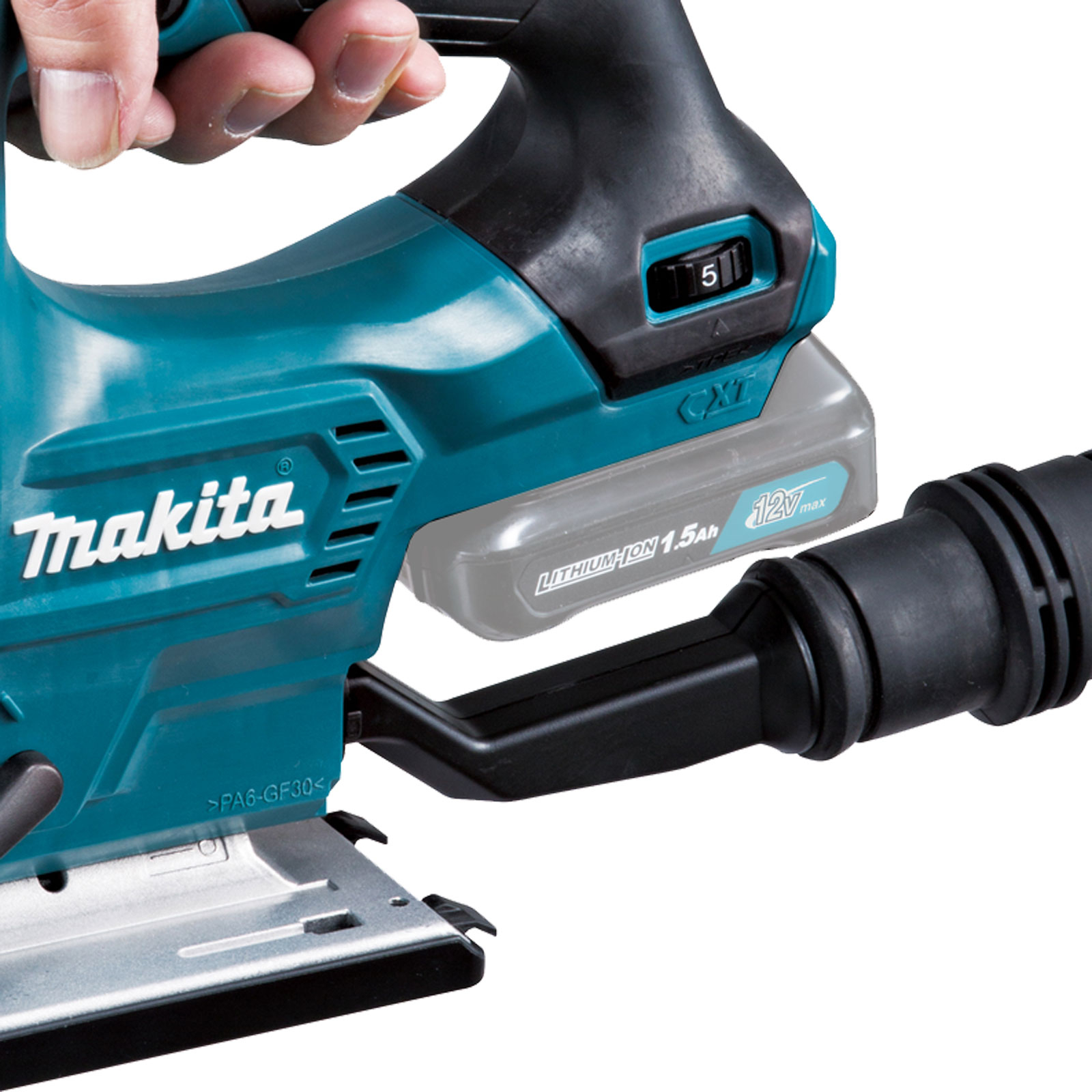 Zbliżenie wyrzynarki Makita. Dołączona jest czarna bateria. Piła jest turkusowa i czarna. Białe tło.