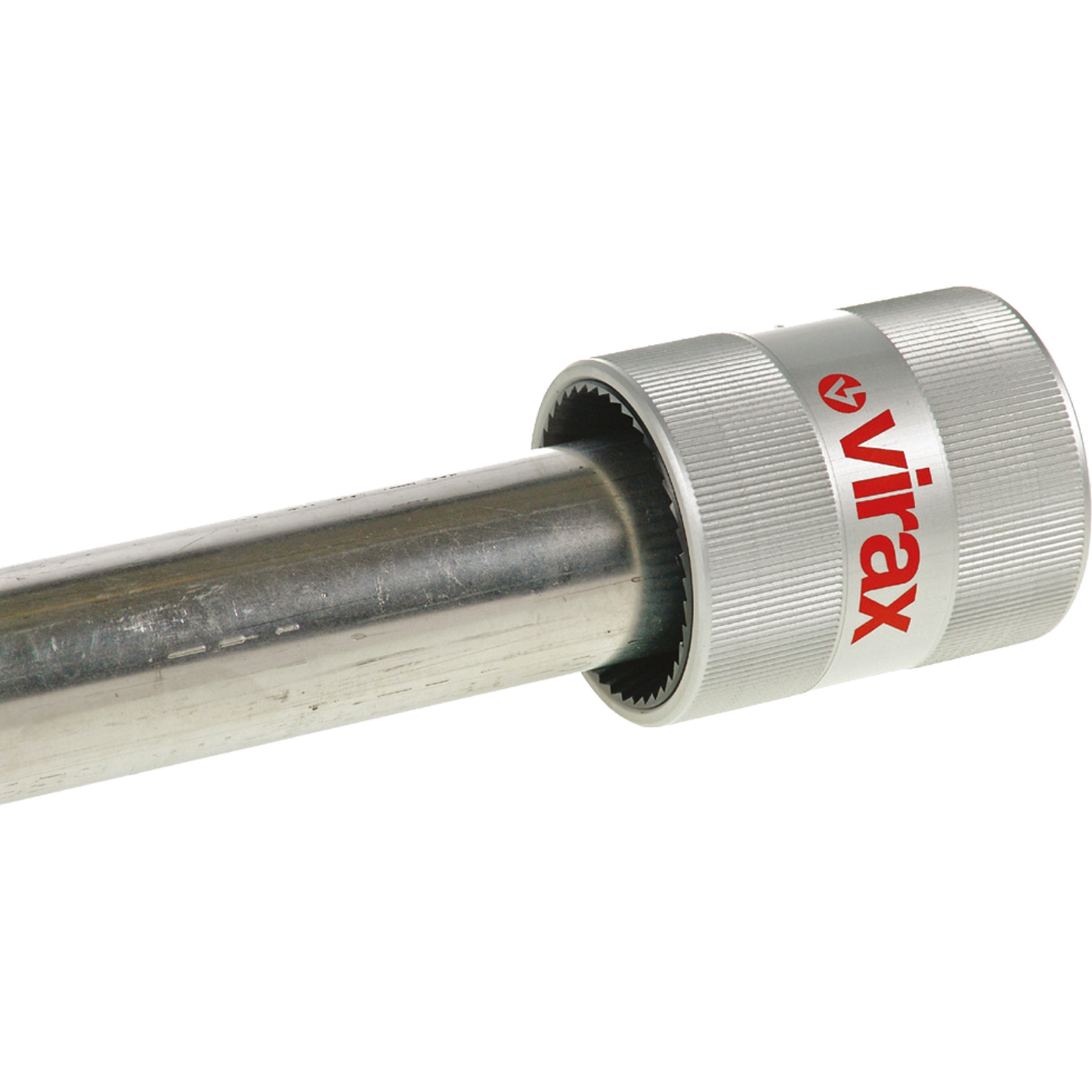 Tubo metallico argentato inserito in un utensile Virax argentato. Virax è scritto in rosso sull'utensile.