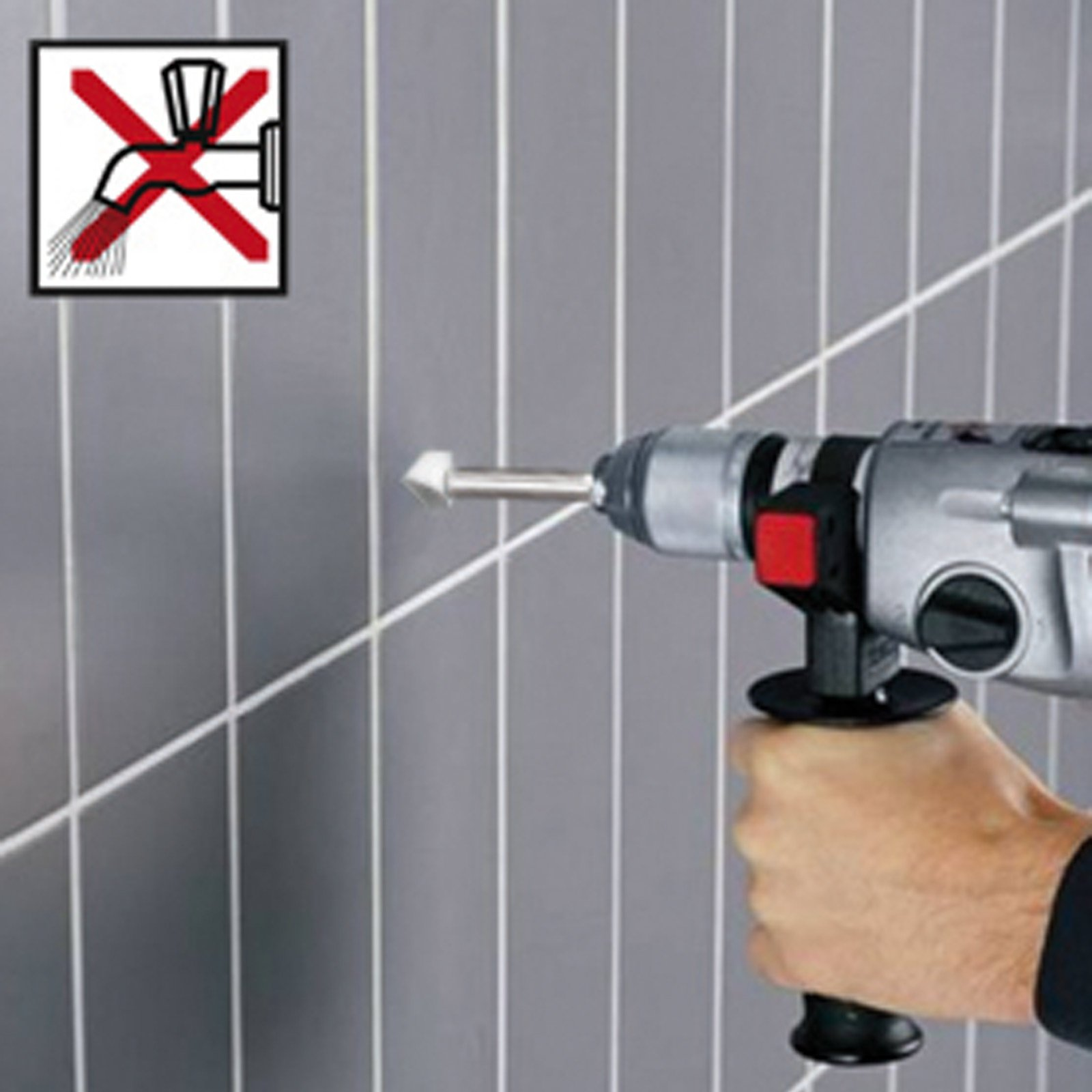 Ręka trzymająca wiertarkę, wiercąca w płytce. Jest znak zakazu używania wody.