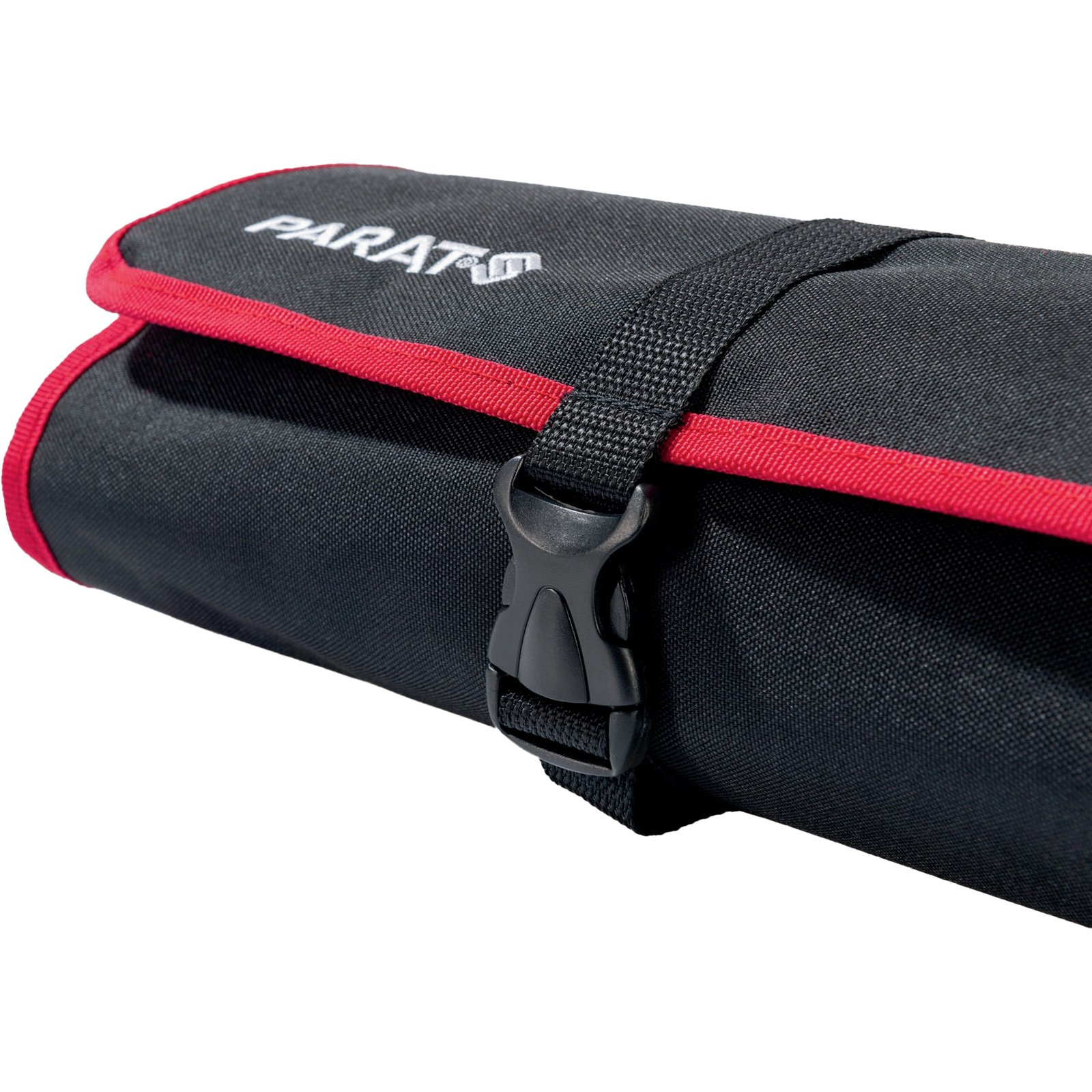 Zwinięta czarna torba na narzędzia z czerwonym obszyciem. Widoczna czarna klamra.