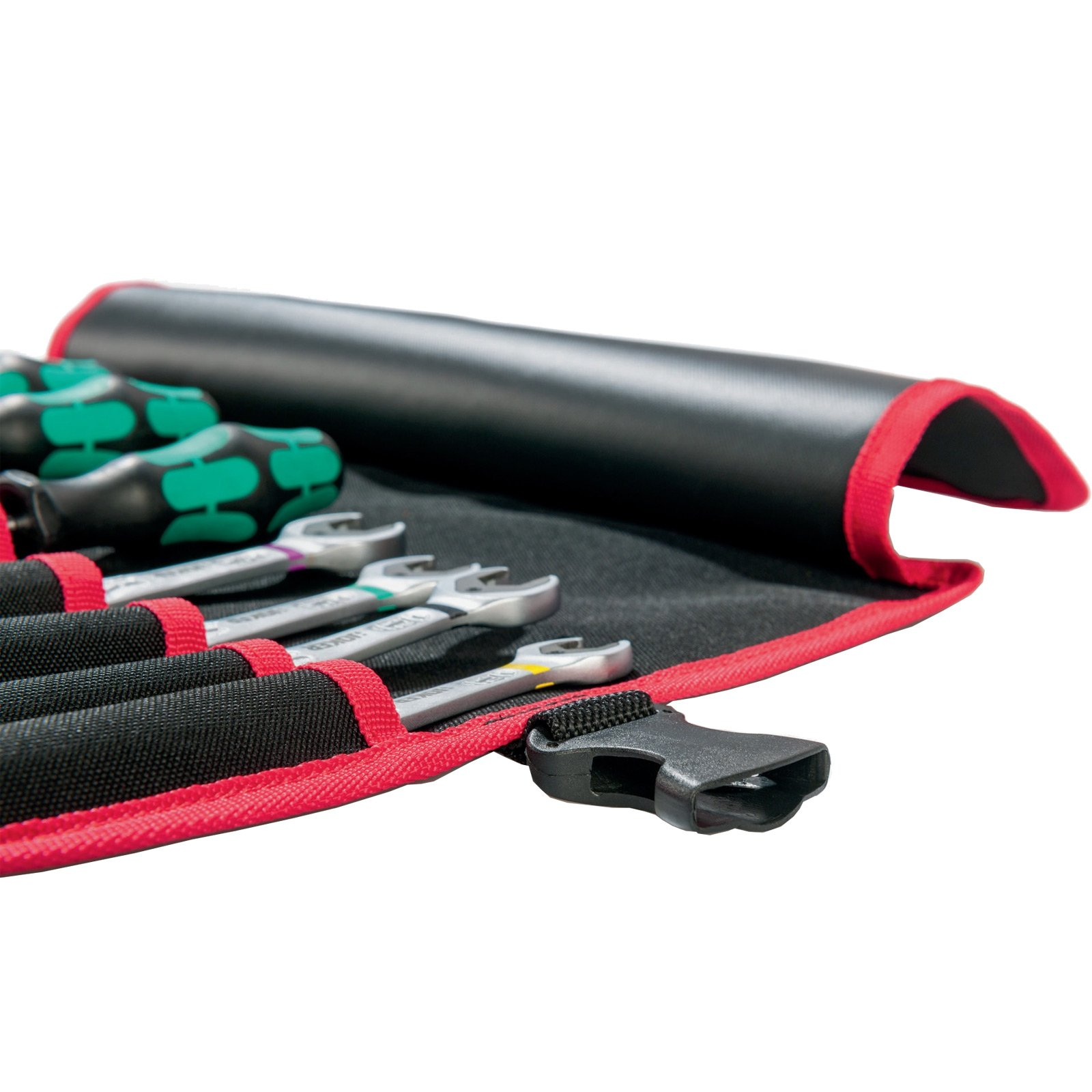 Rolka narzędziowa z kluczami i śrubokrętami. Rolka jest czarna i czerwona. Narzędzia są srebrne i zielone.