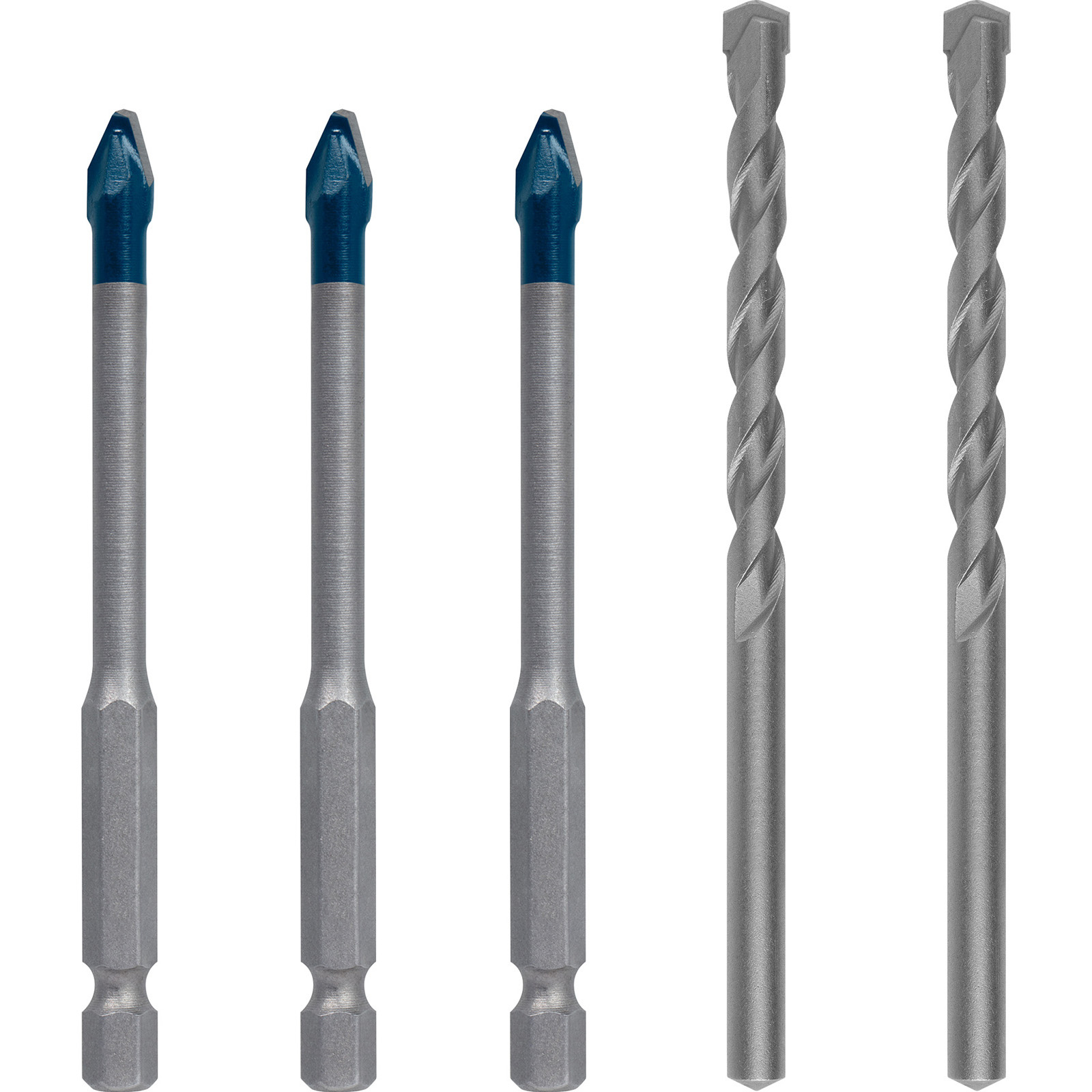Cinque punte per trapano su bianco. Tre hanno punte blu, due hanno scanalature a spirale. Tutti sono in metallo.