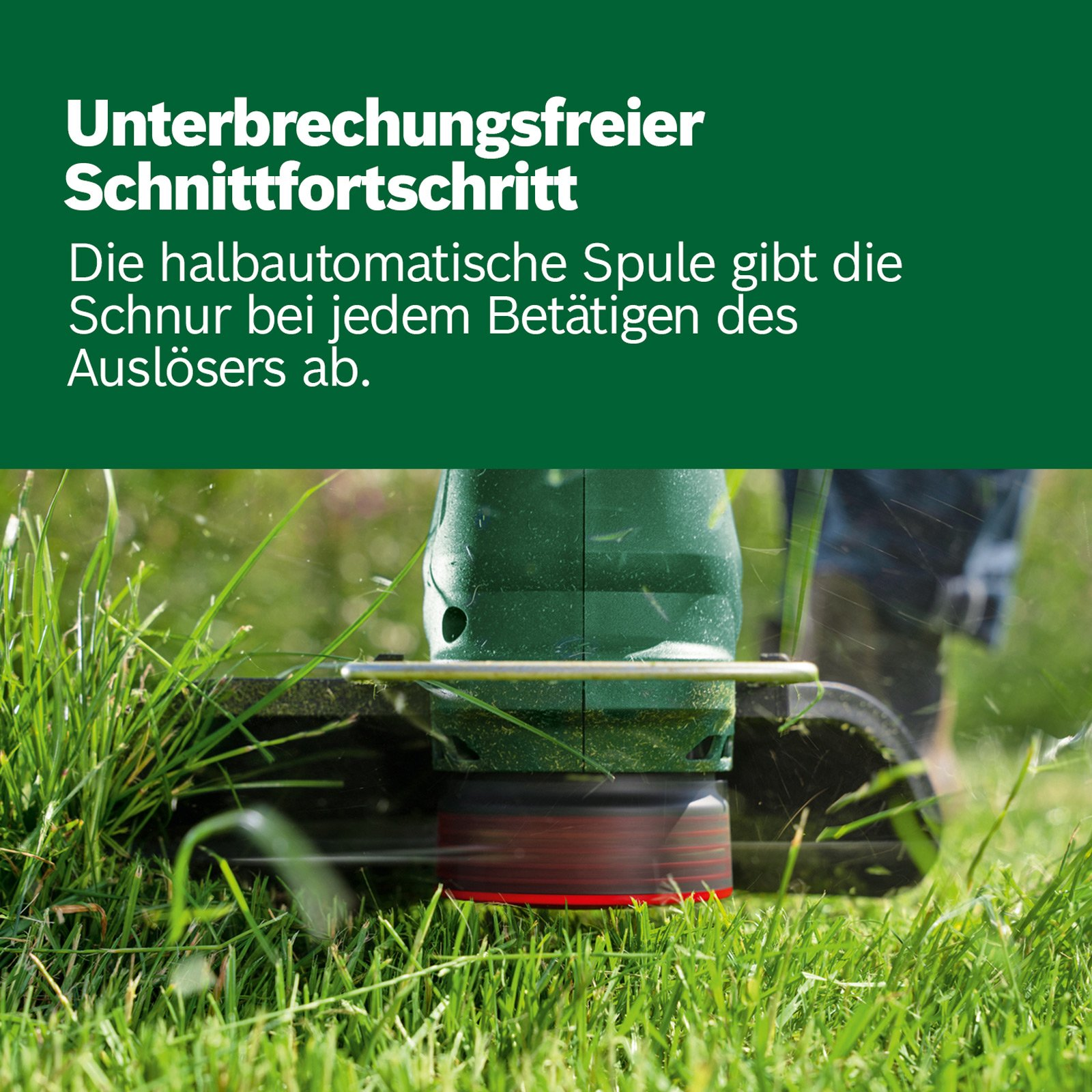Ein grüner Rasentrimmer schneidet Gras. Der Trimmerkopf mit roter Linie ist im Vordergrund, Gras im Hintergrund.