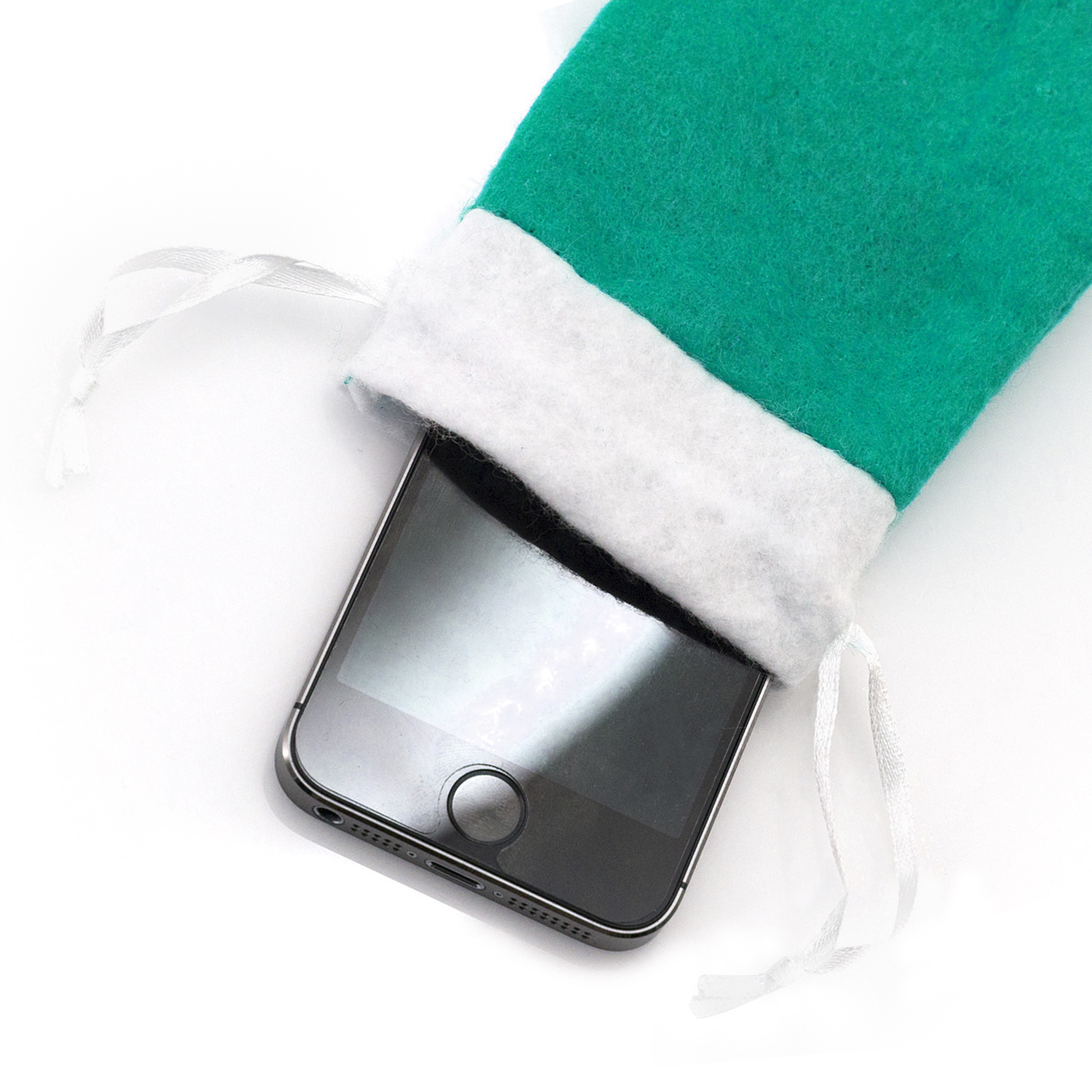 Ein Smartphone steckt in einem grün-weißen Weihnachtsstrumpf vor weißem Hintergrund.