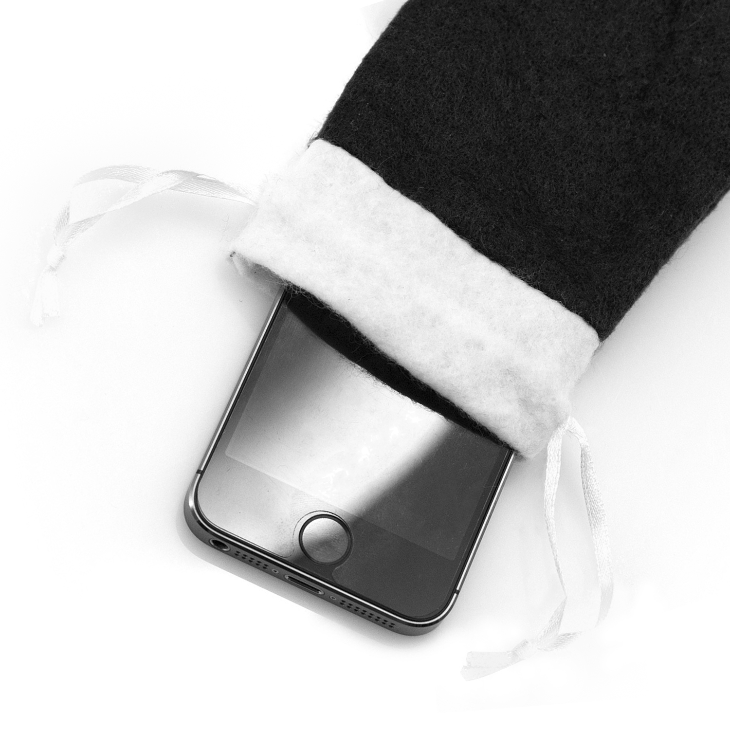 Schwarz-weißer Strumpf mit weißem Rand und einem Telefon darin. Weiße Schnüre an der Seite. Weißer Hintergrund.