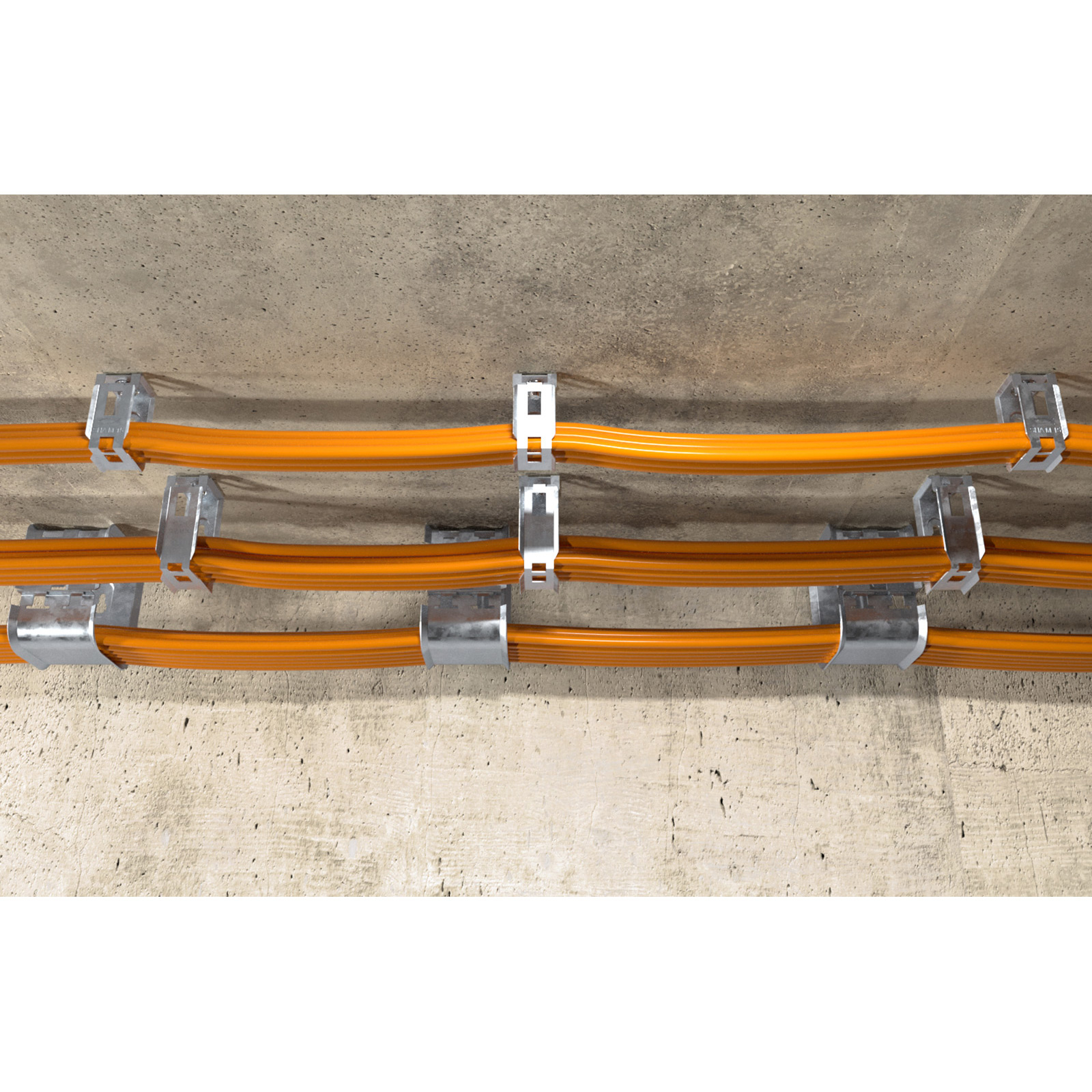 Orange Kabel mit Metallklammern an einer Betonwand befestigt. Kabel horizontal, Klammern gleichmäßig verteilt.