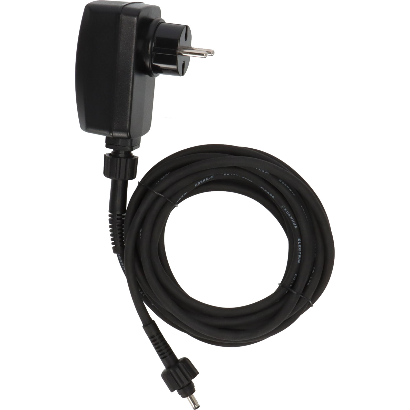 Schwarzer Netzadapter mit gewickeltem Kabel, Eurostecker und Stecker. Isoliert auf weißem Hintergrund.