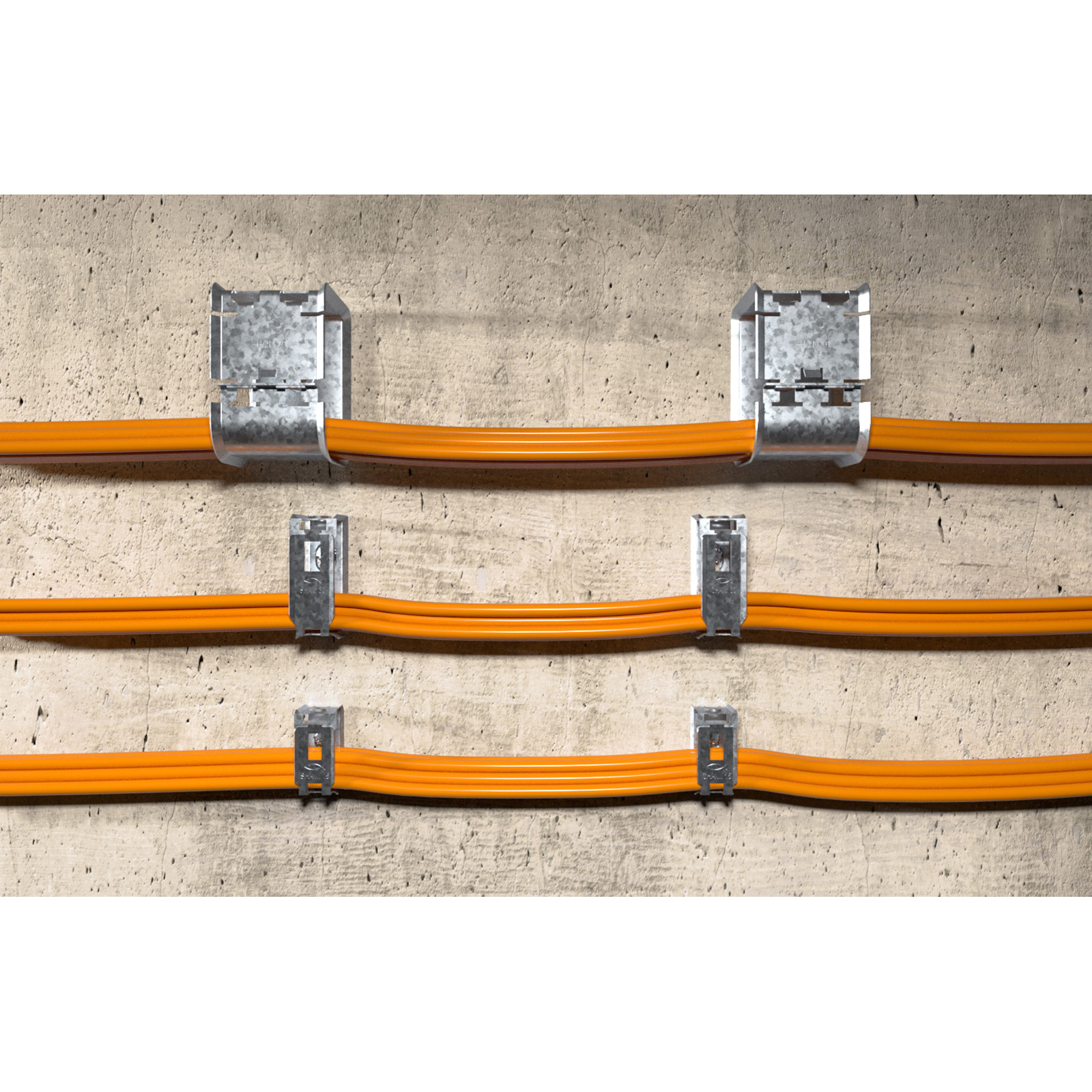 Orangefarbene Kabel werden mit Metallklammern an einer Betonwand befestigt.