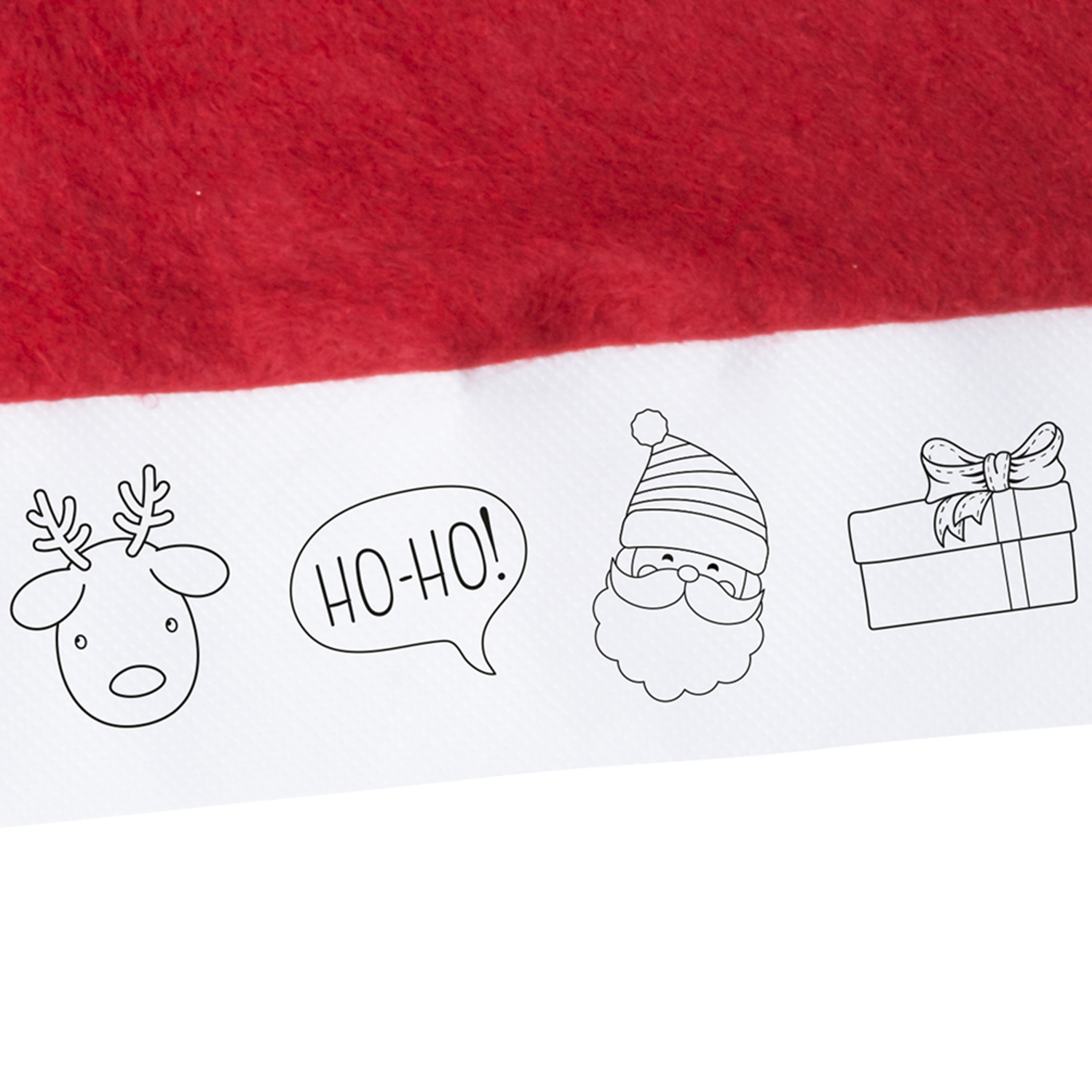 Cappello rosso di Babbo Natale con bordo bianco. Contorni di renna, fumetto 'HO-HO!', Babbo Natale e regalo su sfondo bianco.
