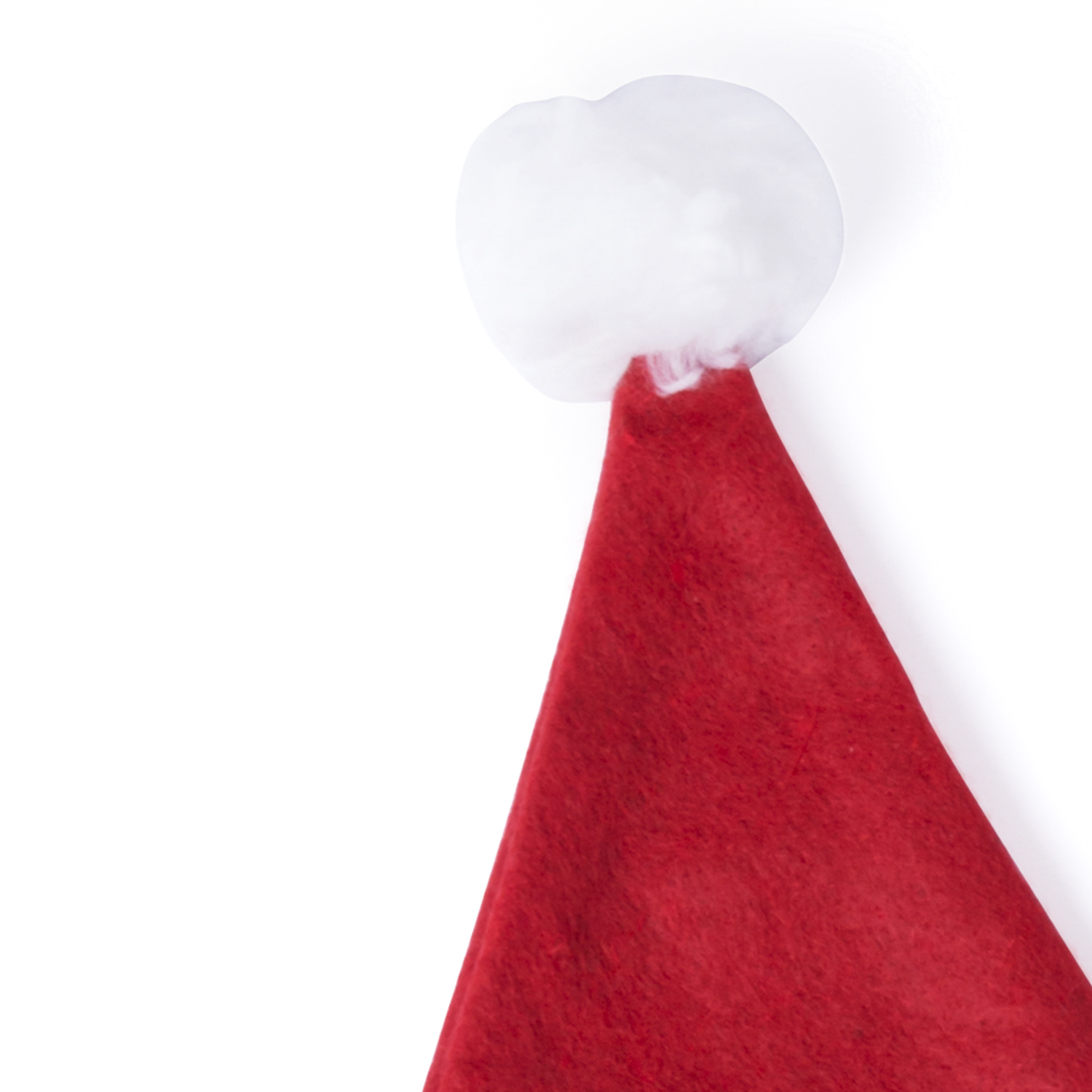 Un cappello rosso di Babbo Natale con pompon bianco su sfondo bianco. Il cappello è angolato, mostrando la forma.