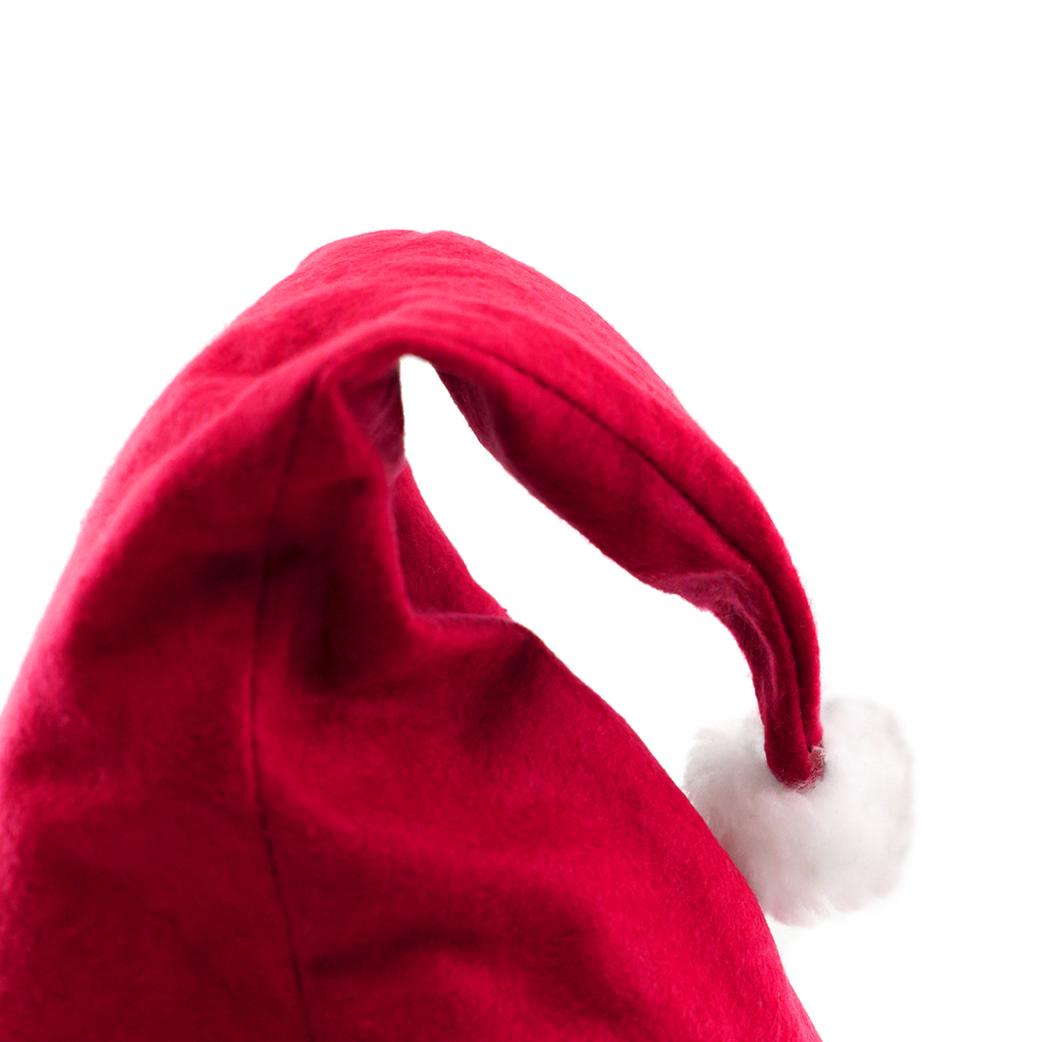 Nahaufnahme eines roten Weihnachtsmützen mit einem weißen Bommel auf weißem Hintergrund. Die Mütze besteht aus weichem Stoff.