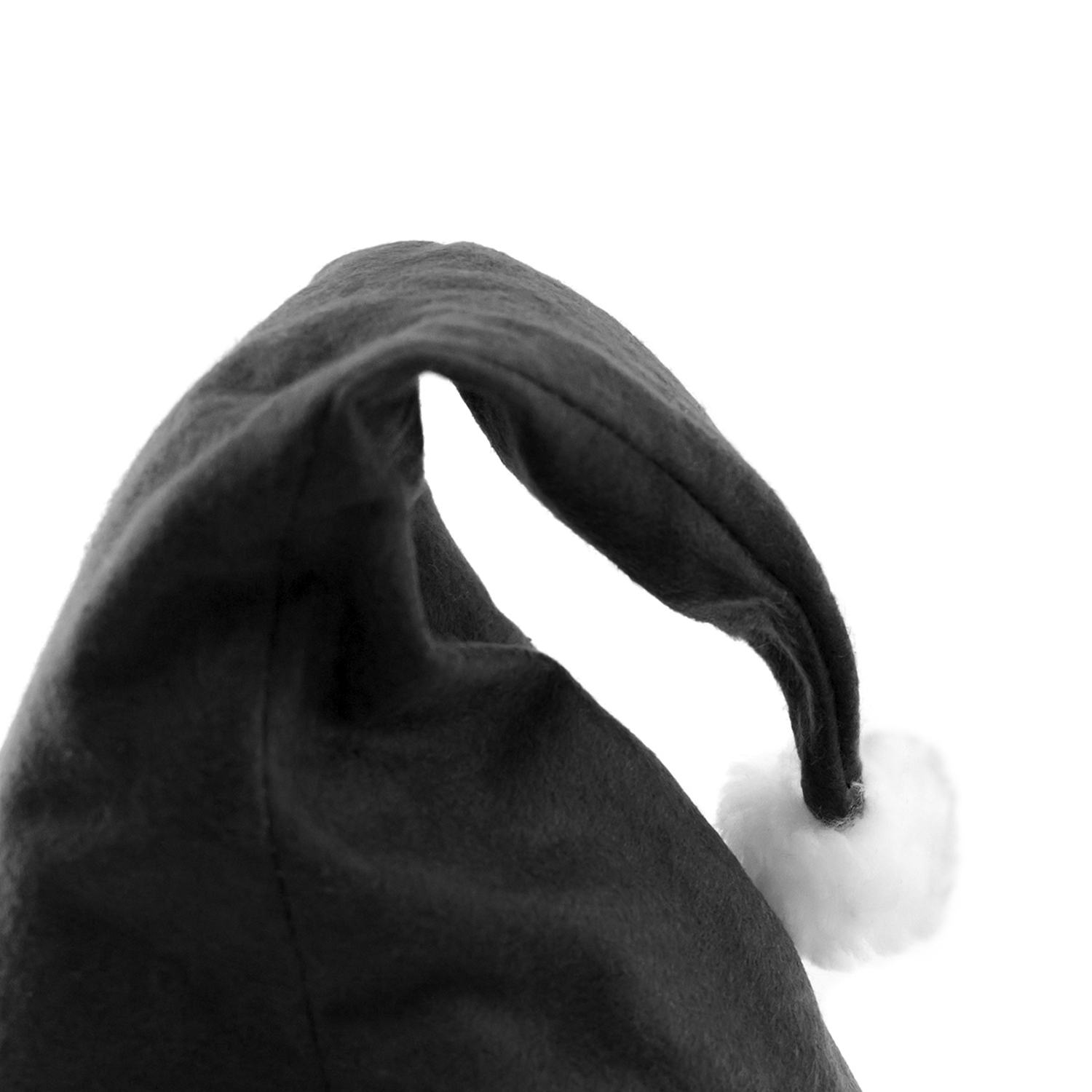 Cappello nero di Babbo Natale con pompon bianco su sfondo bianco. Il cappello è leggermente curvo.