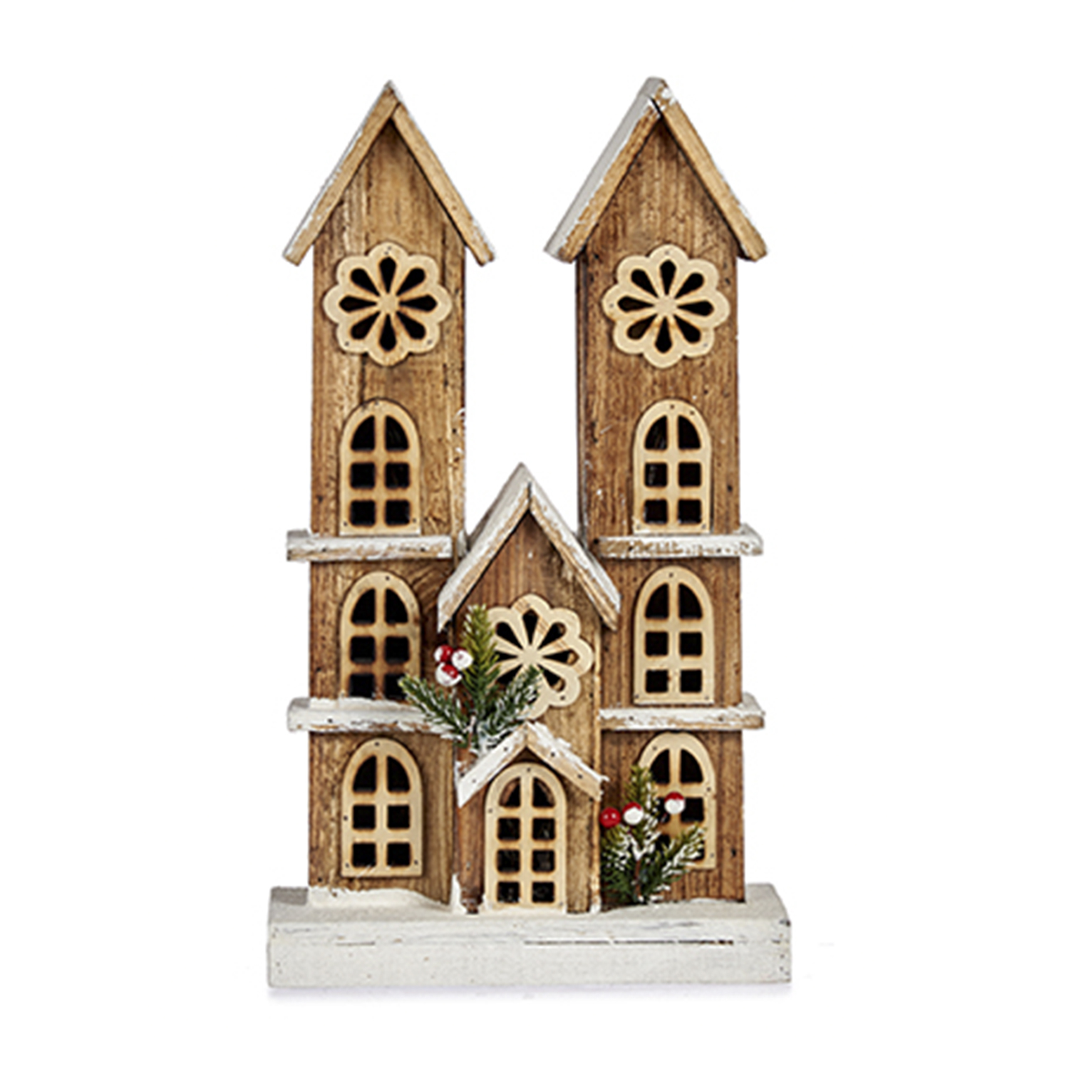 Decorazione natalizia in legno a forma di casa con intagli floreali, finestre ad arco e verde festivo. Su sfondo bianco.