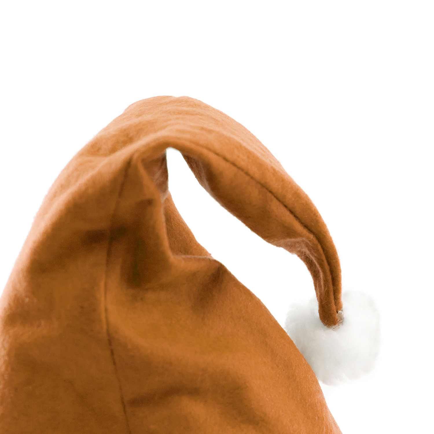 Un cappello da Babbo Natale arancione con un pompon bianco su sfondo bianco.