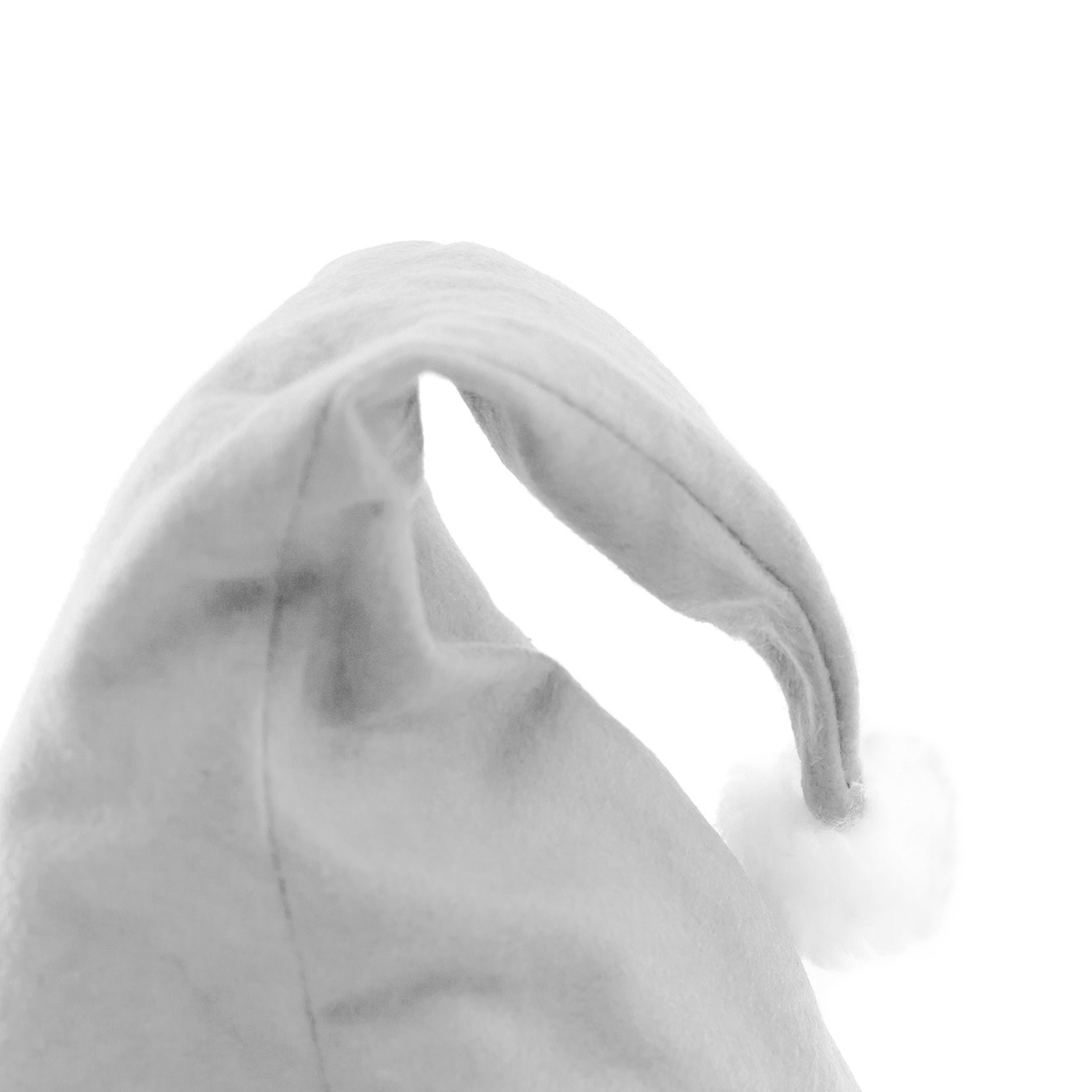 Un'immagine in scala di grigi mostra un cappello di Babbo Natale con un pompon bianco. Il cappello è grigio, con una forma curva su sfondo bianco.