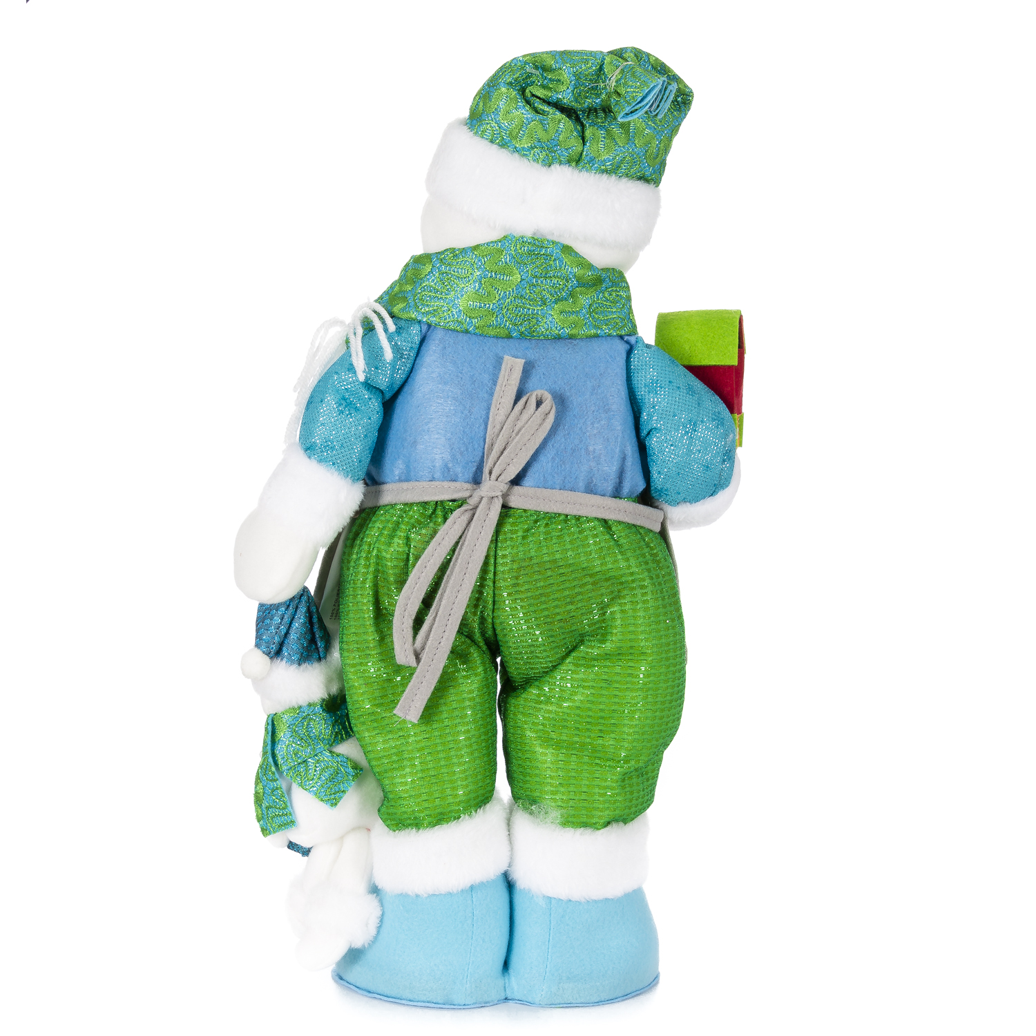 Eine Schneemannpuppe in grünen und blauen Kleidern hält ein Geschenk. Der Hintergrund ist weiß.