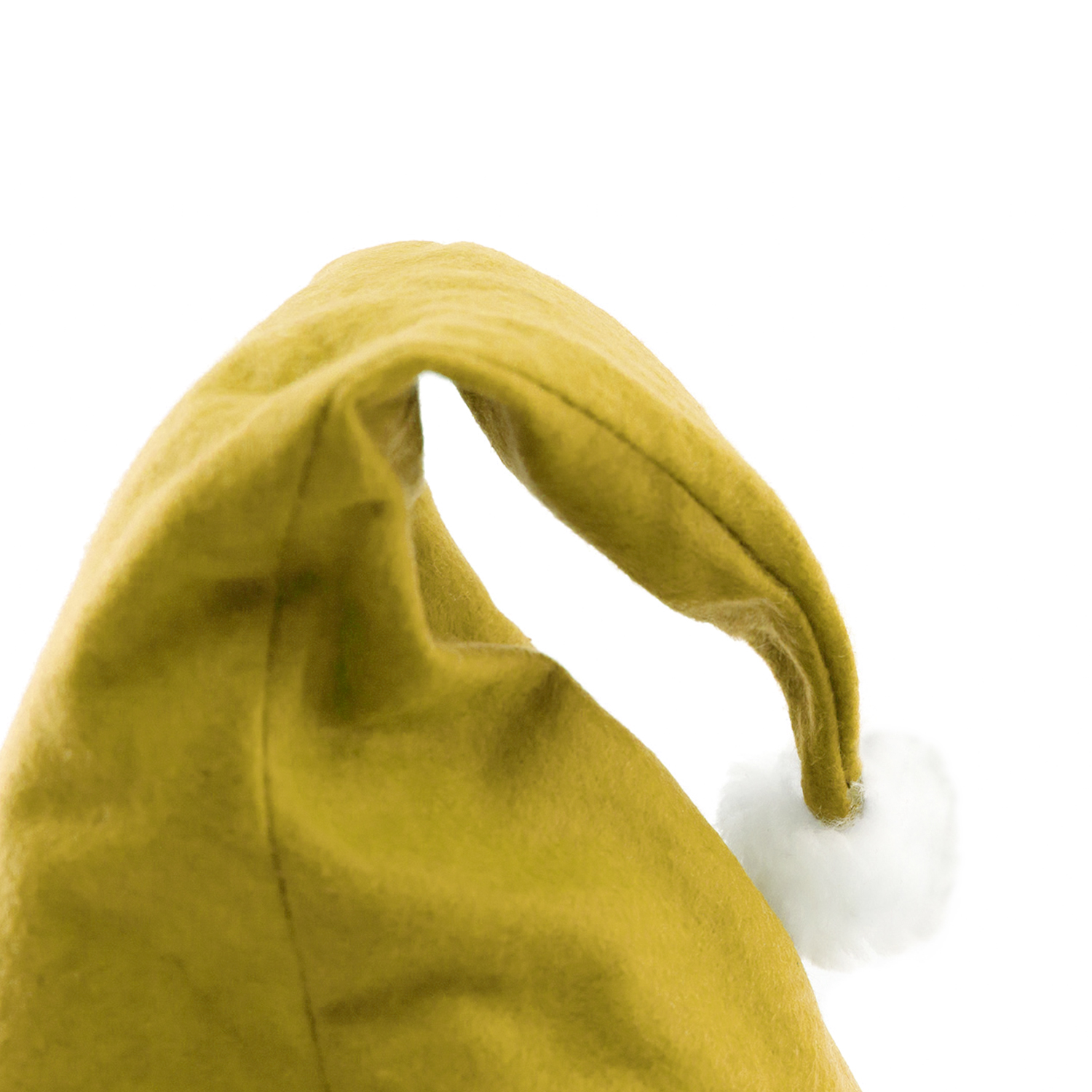 Un cappello da elfo giallo con un pompon bianco su sfondo bianco. Il cappello è di materiale morbido.