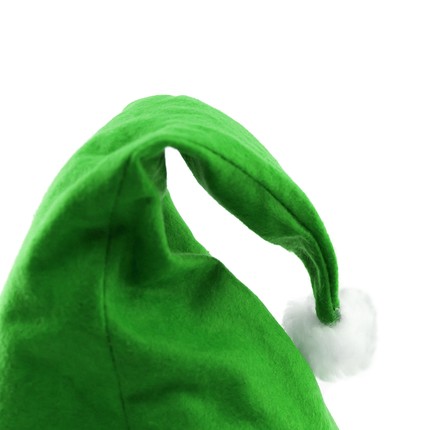 Un cappello da elfo verde con un pompon bianco su sfondo bianco. Il cappello è fatto di materiale morbido.