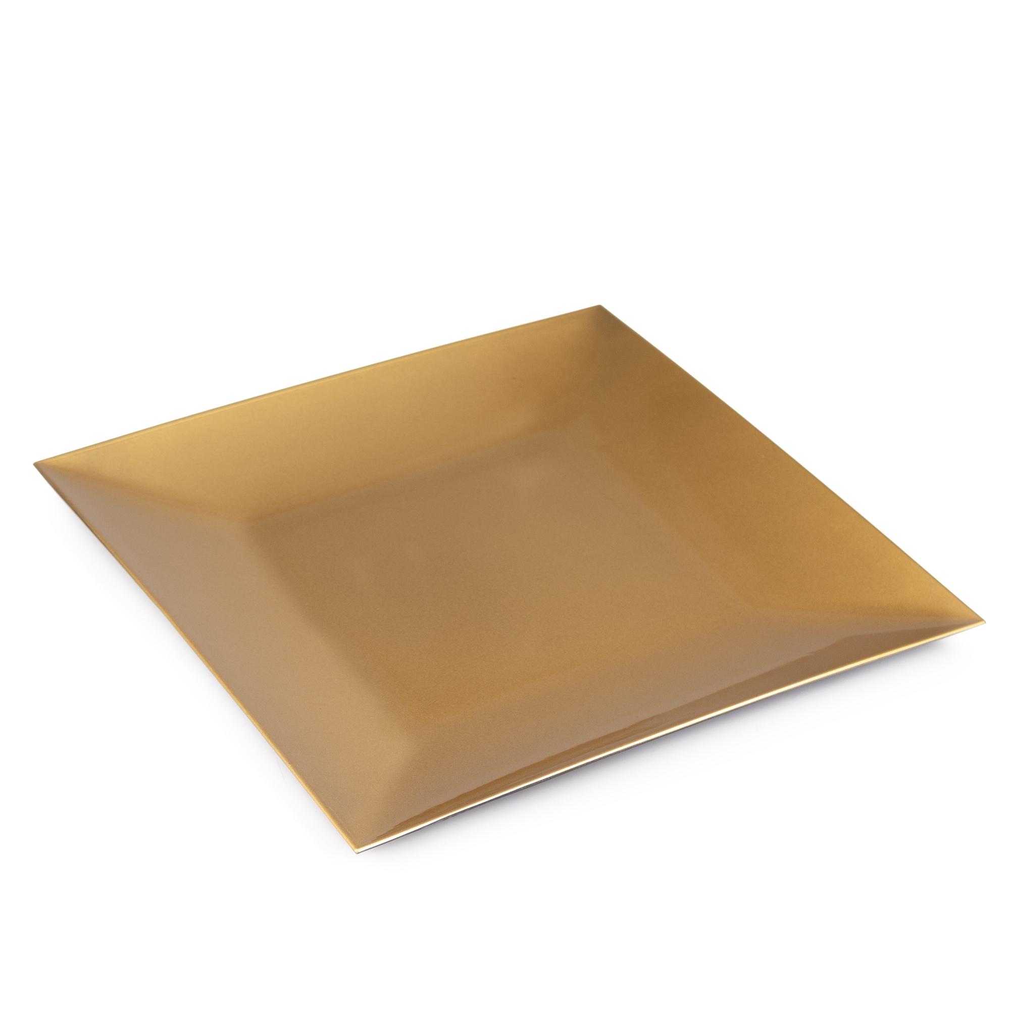 Un piatto quadrato dorato è angolato su sfondo bianco. Il piatto ha una superficie lucida e un bordo sottile.