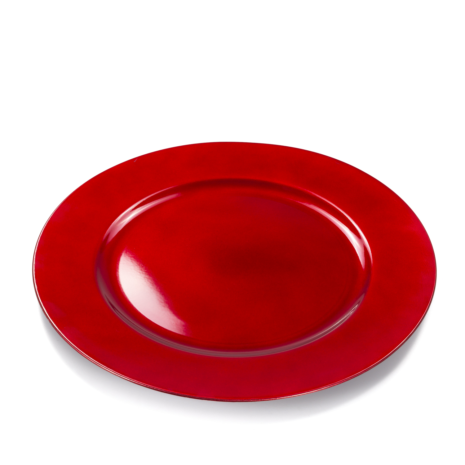 Un piatto rosso lucido è centrato su sfondo bianco. Il piatto è di forma ovale con un bordo largo.