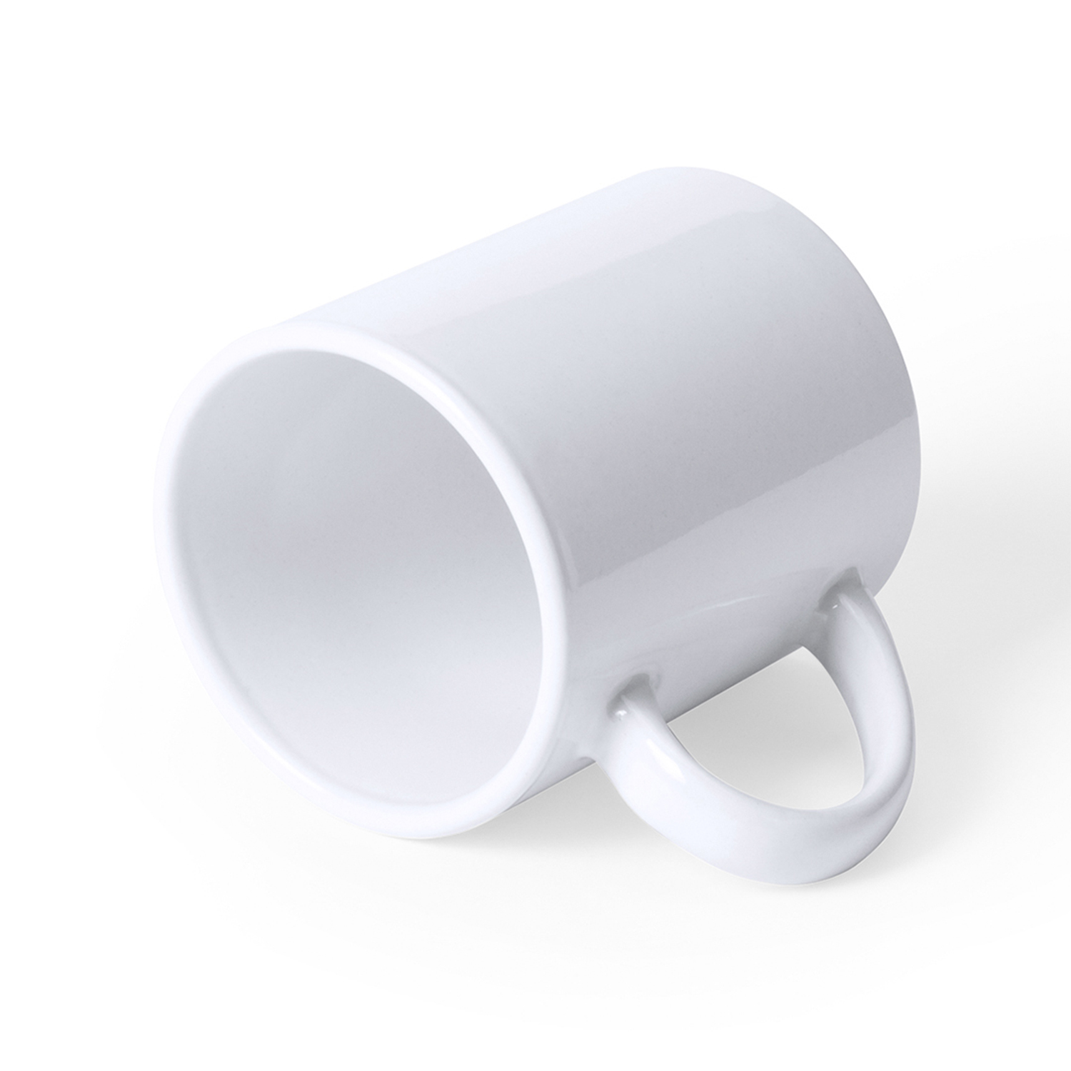 Una taza de cerámica blanca está acostada de lado. El asa es visible. El fondo es blanco liso.