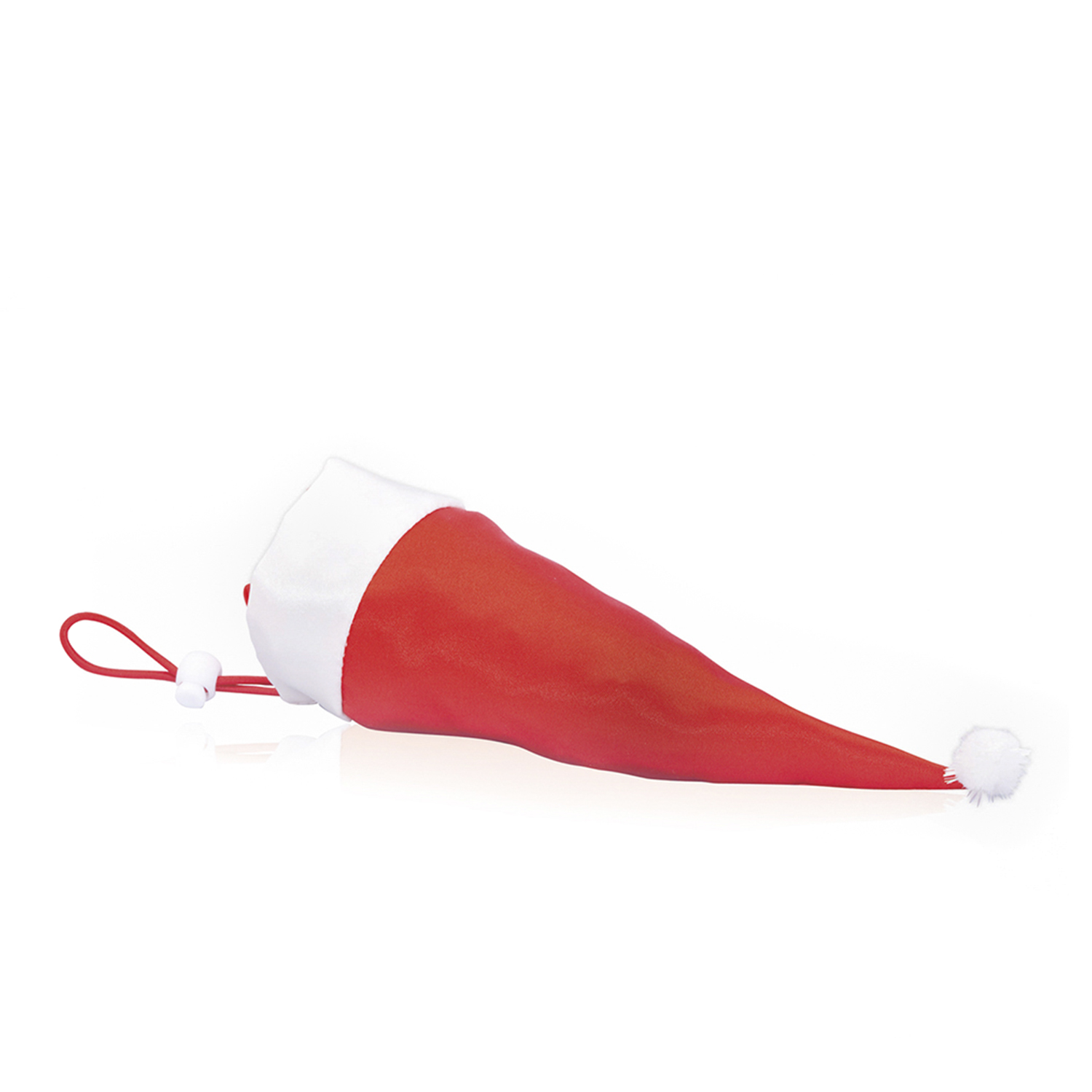 Un cappello rosso di Babbo Natale con finiture bianche e un pompon bianco è appoggiato su una superficie bianca. Un filo rosso con una perla bianca è attaccato.