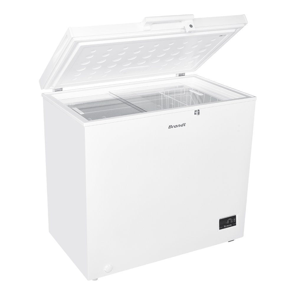 Congelador horizontal blanco con tapa abierta. La marca 'Brandt' es visible. El interior tiene rejillas y divisores de vidrio.