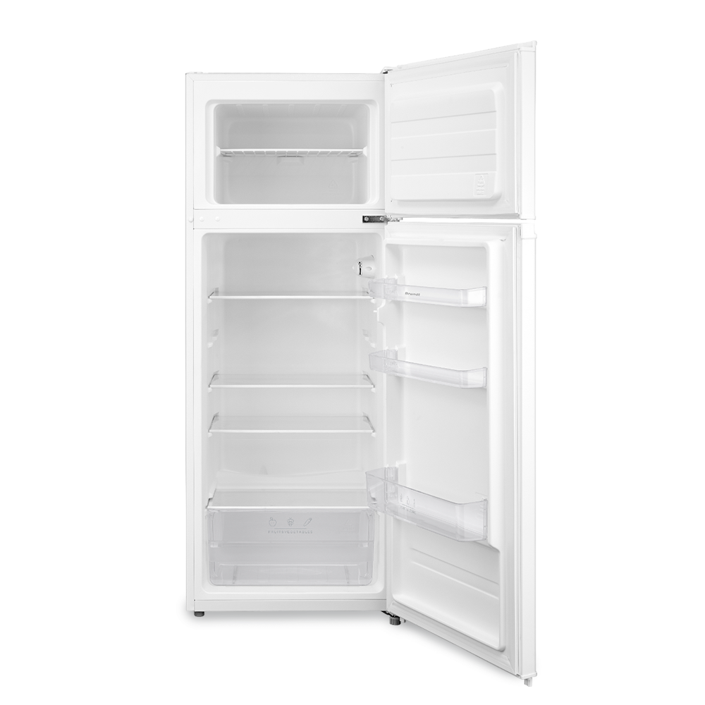 Refrigerador blanco con puerta abierta, mostrando estantes, cajones y compartimentos de puerta. El compartimento superior también está abierto.