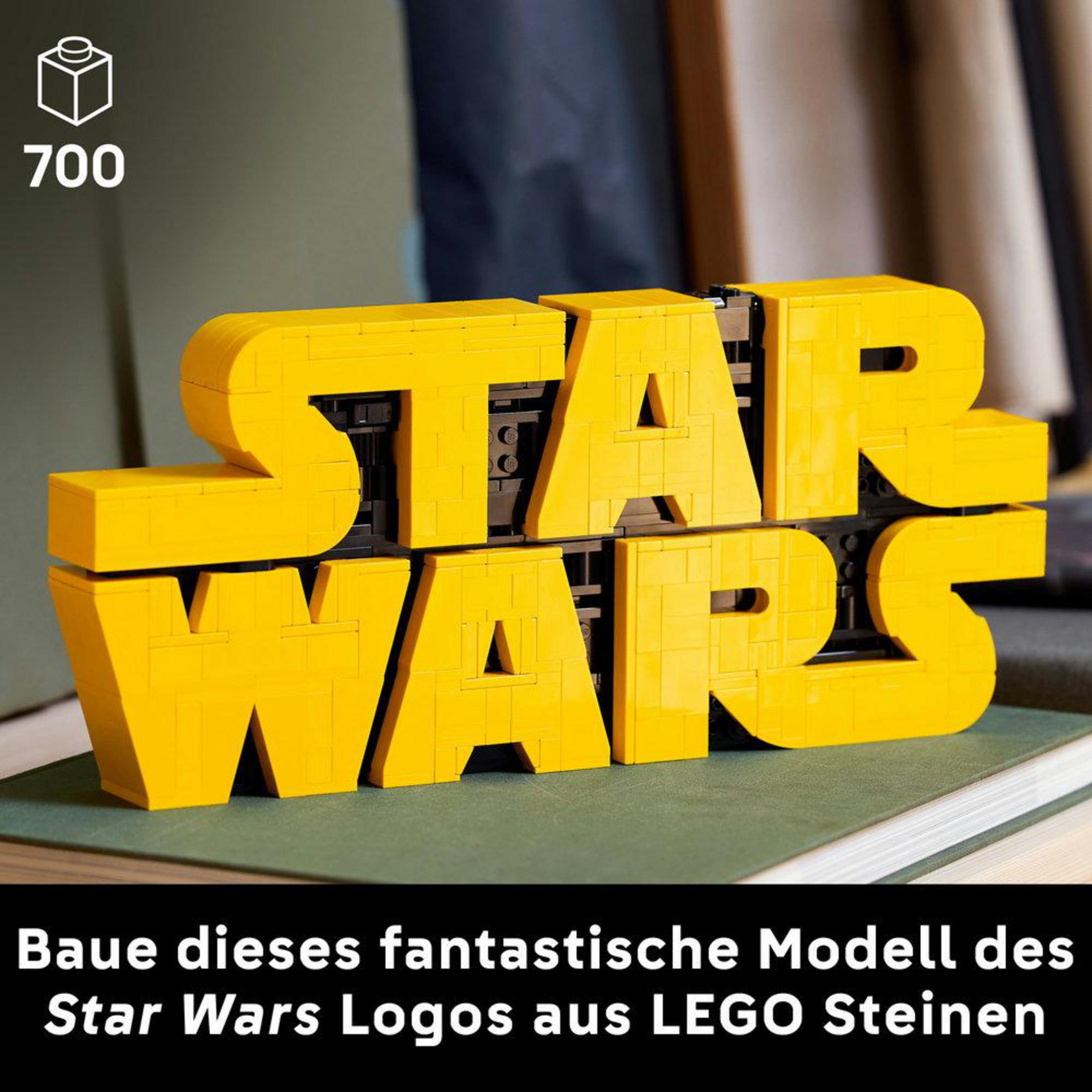 Żółte logo 'STAR WARS' LEGO na zielonej książce, na tle rozmytych książek i ciemnego tła. 700 elementów.