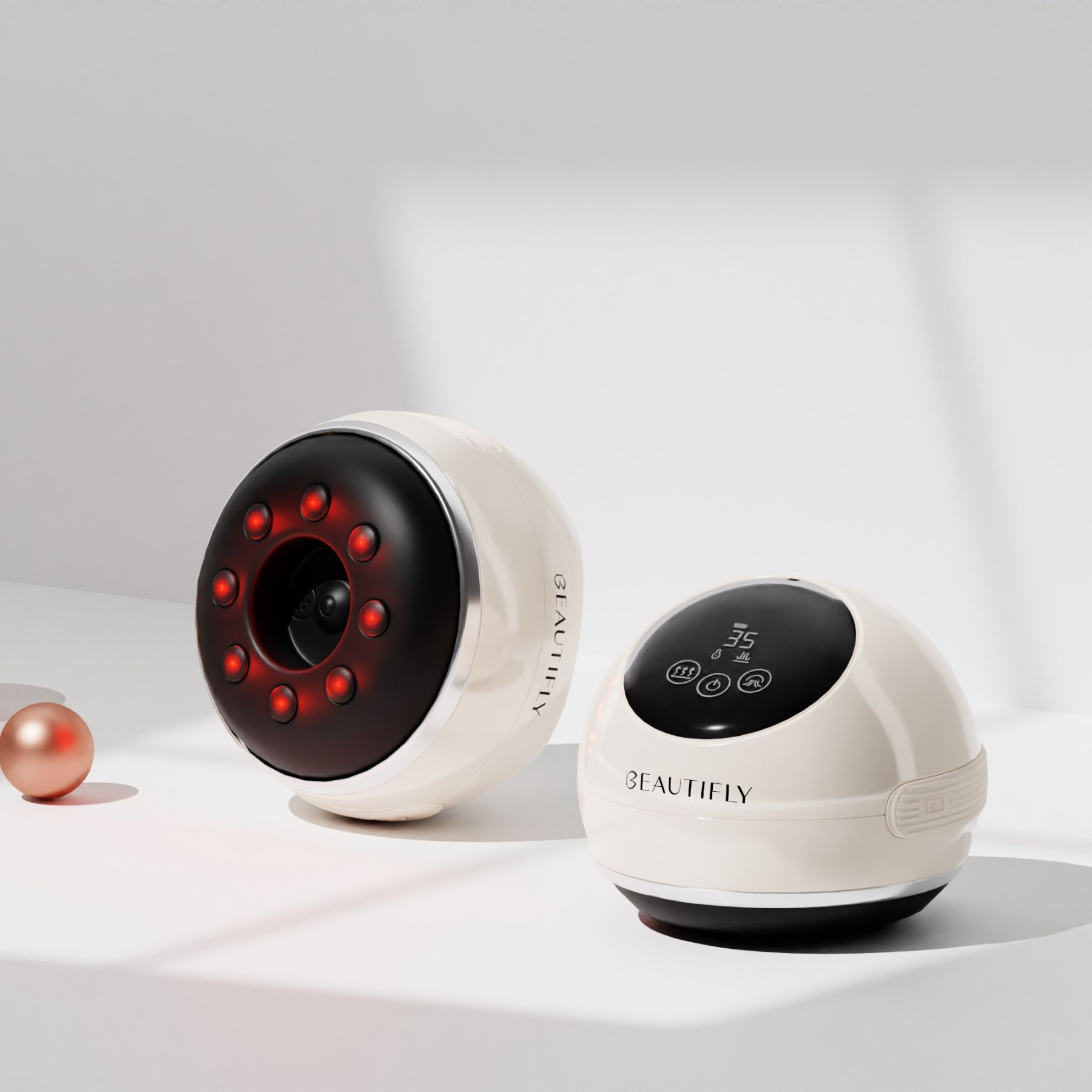 Dos dispositivos de belleza crema con detalles negros y una esfera dorada en un fondo blanco.
