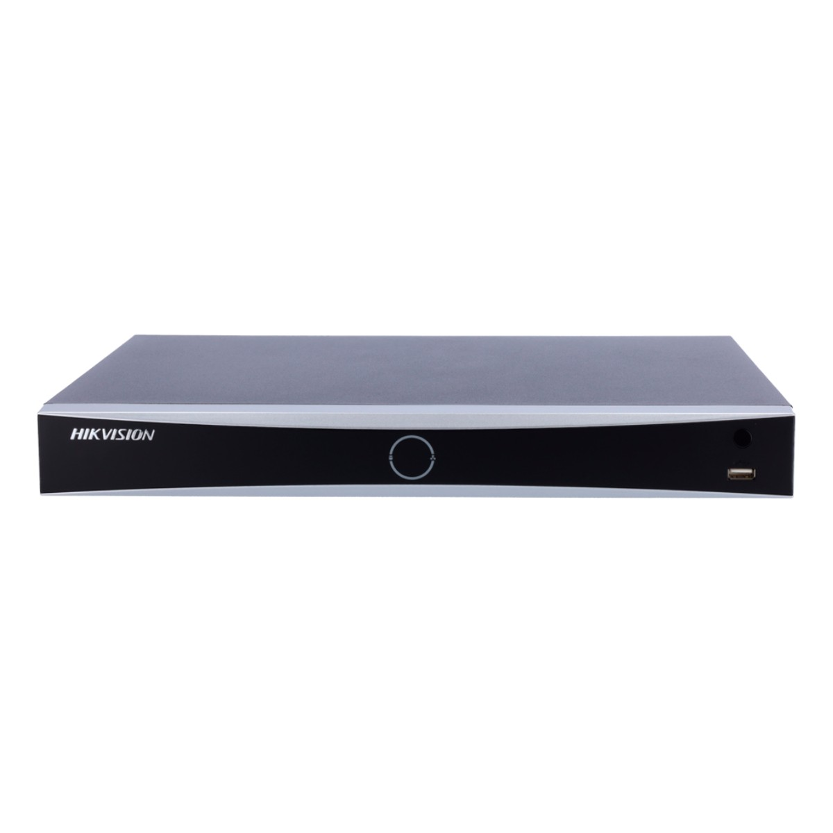 Ein schwarzer und grauer Hikvision DVR. Er hat einen Power-Knopf, einen USB-Anschluss und einen kreisförmigen Knopf. Der Hintergrund ist weiß.
