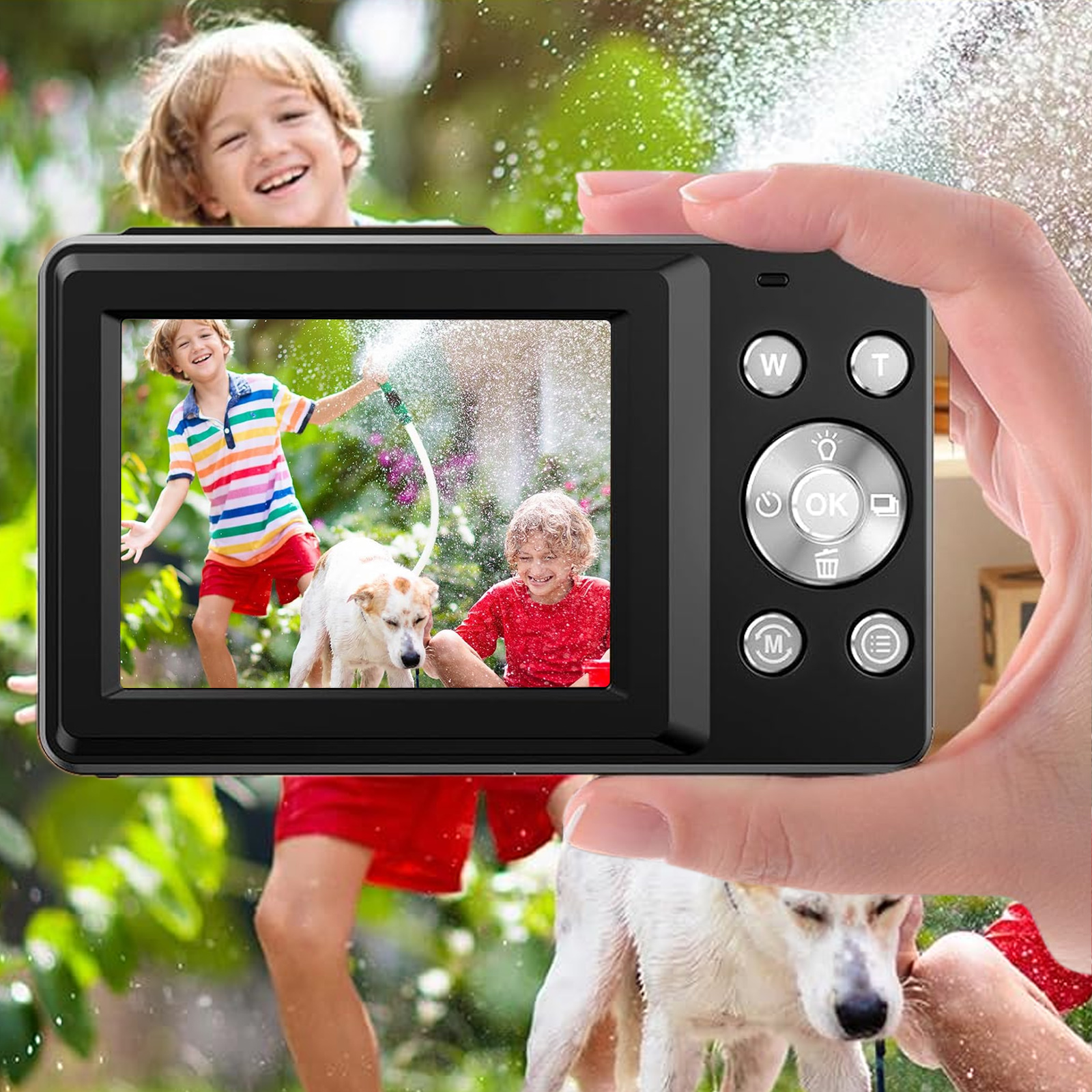 Eine Kamera zeigt spielende Kinder mit Wasser und einem Hund. Eine Person hält die Kamera. Ein Kind lächelt im Hintergrund.