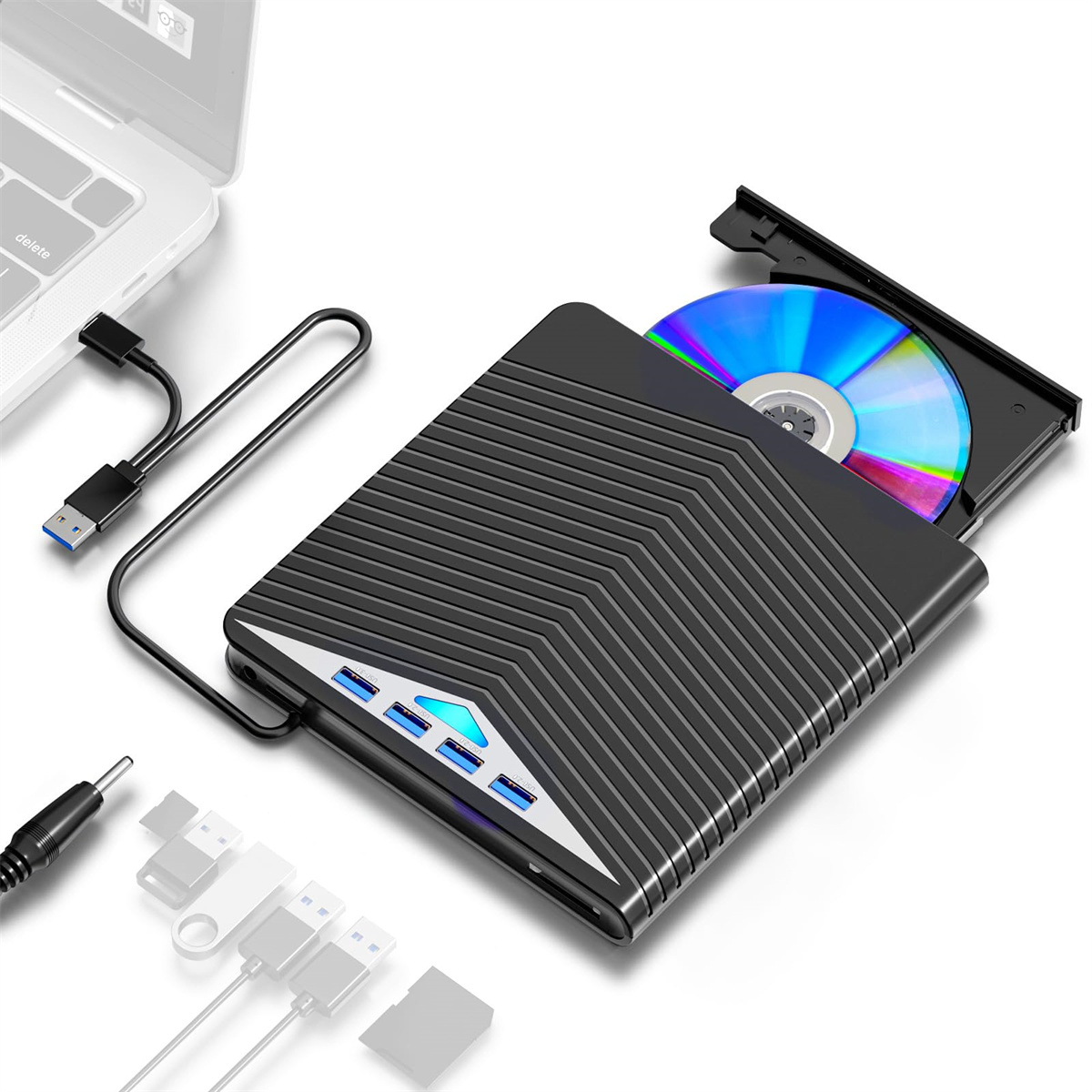 Schwarzes externes DVD-Laufwerk mit CD, über USB-Kabel mit Laptop verbunden. Zusätzliche USB-Anschlüsse vorhanden.