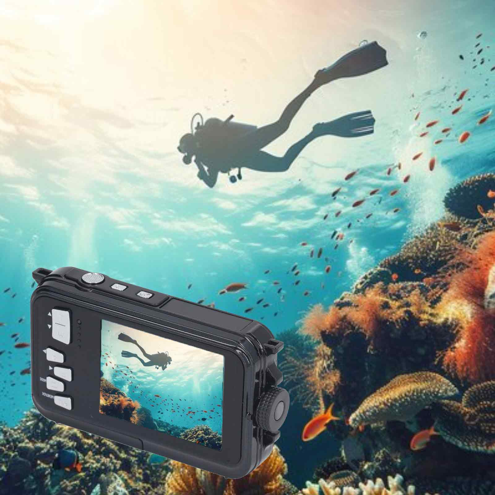Eine schwarze wasserdichte Kamera zeigt einen Taucher im Ozean. Ein Taucher schwimmt darüber. Fische und Korallen sind sichtbar.