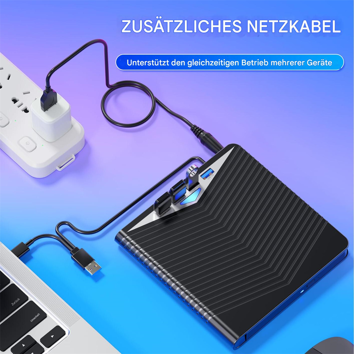 Schwarze Powerbank mit Kabeln, die an eine Steckdosenleiste und einen Laptop angeschlossen sind. Text: 'Zusätzliches Netzkabel'.