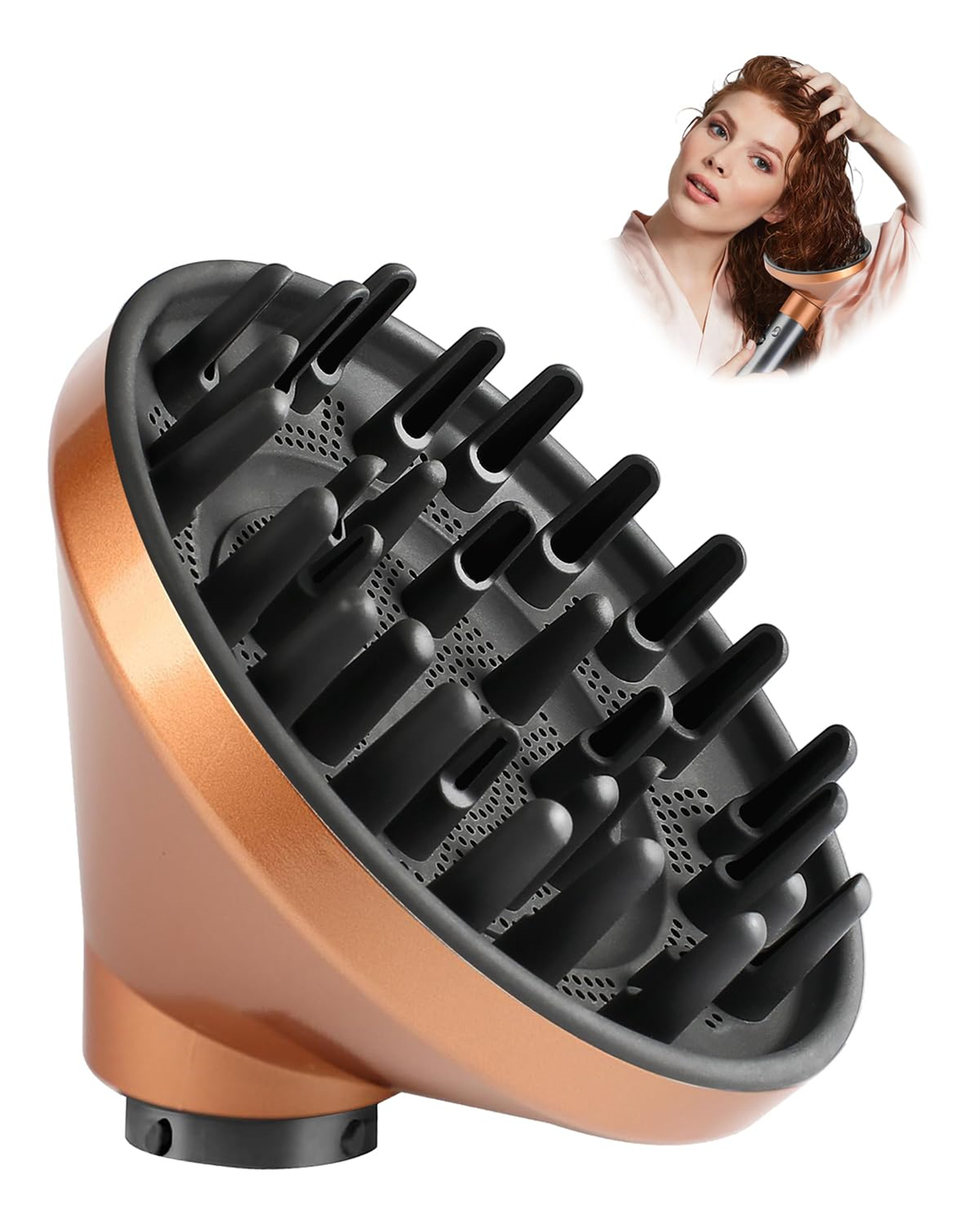 Kupferfarbener Haartrockner-Diffusor. Eine Frau benutzt ihn auf ihrem nassen Haar. Schwarze Düsen sind am Diffusor.