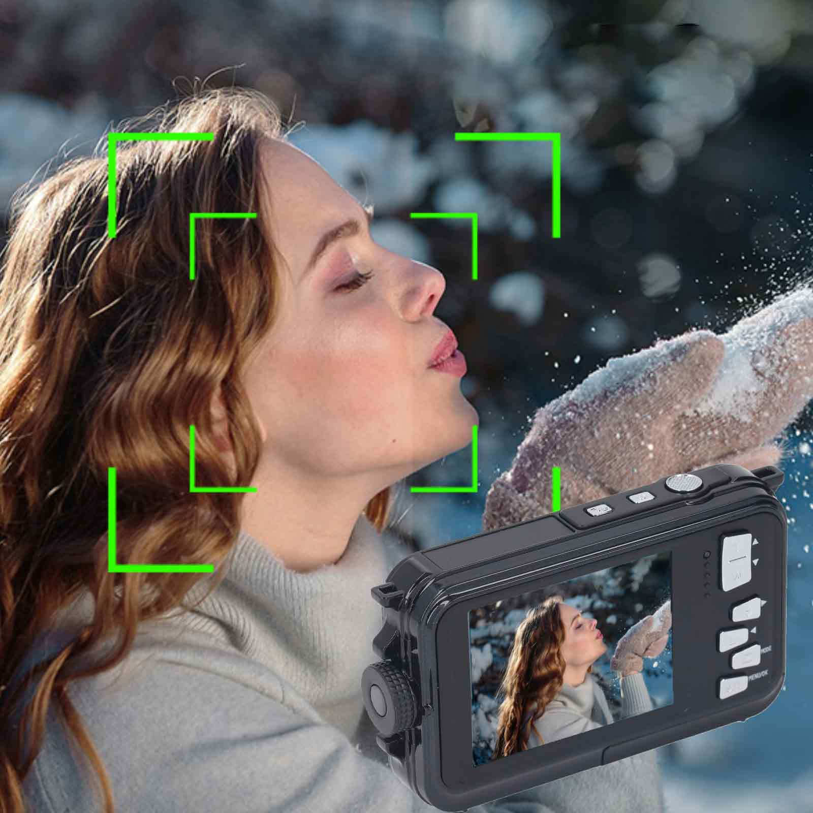 Eine Frau bläst Schnee, aufgenommen von einer Kamera. Die Kamera zeigt dieselbe Szene. Winterlicher Hintergrund.