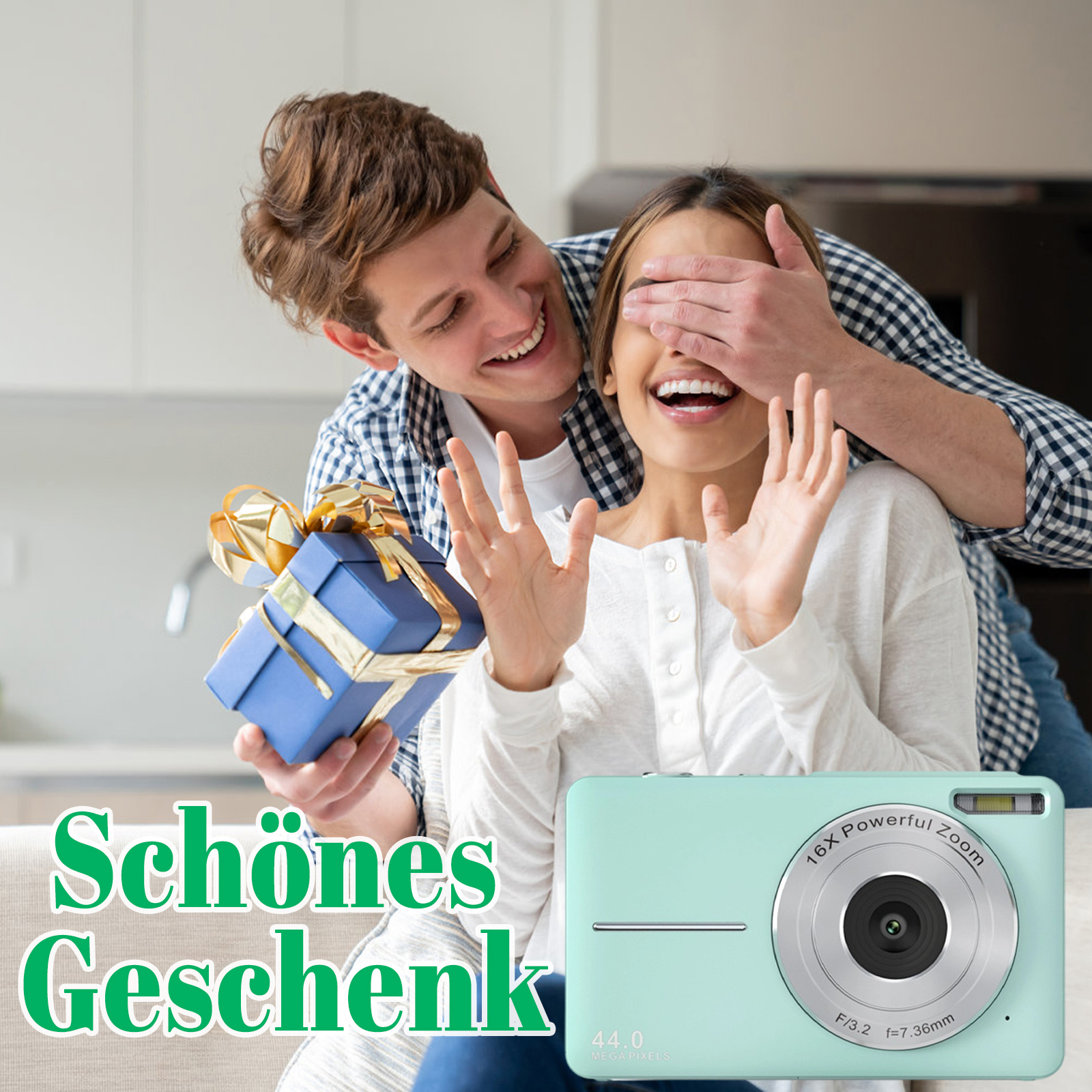 Ein Mann überrascht eine Frau, indem er ihr die Augen bedeckt und ein Geschenk präsentiert. Eine Kamera ist im Vordergrund.