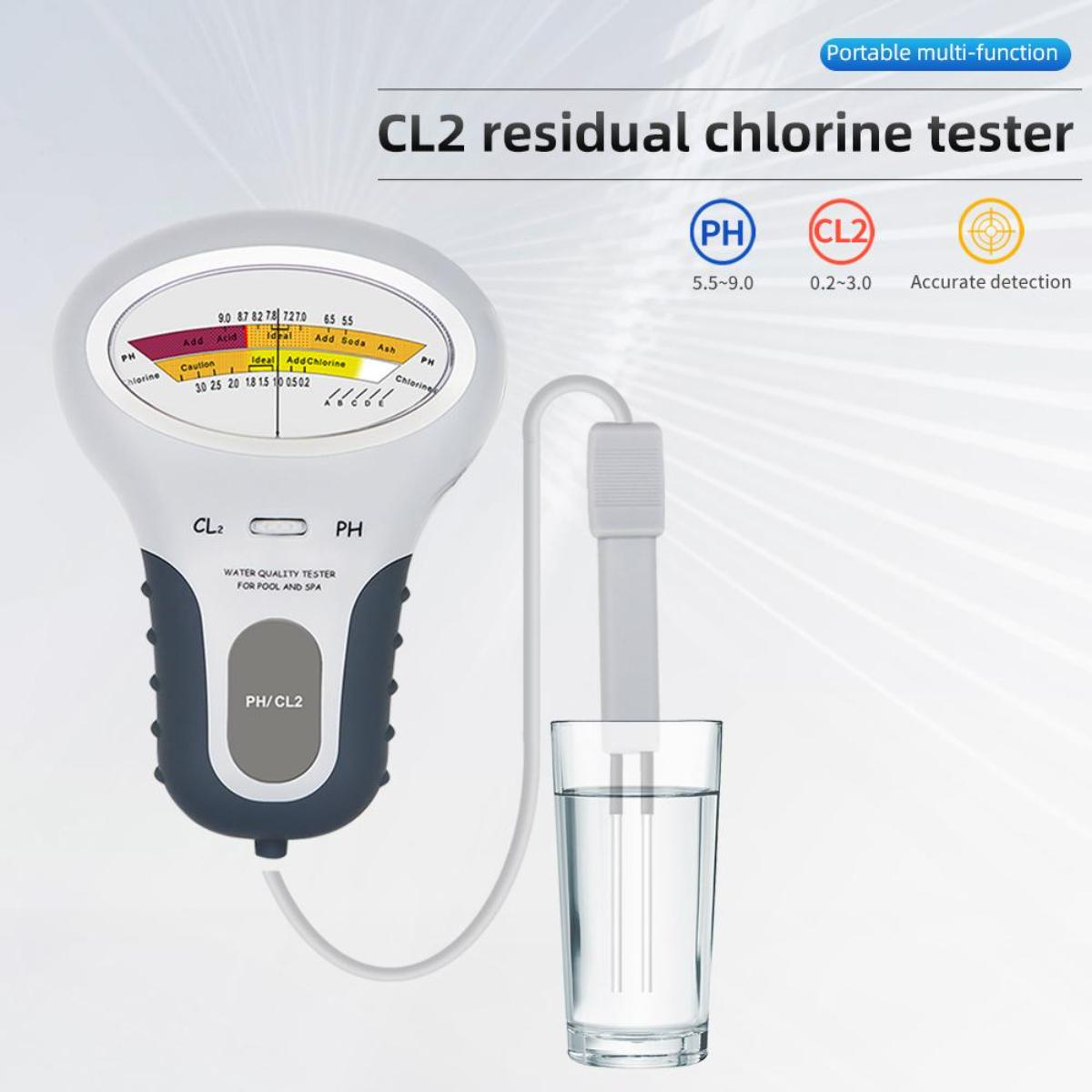 Wasserqualitätstester mit Sonde in einem Wasserglas. Misst Chlor- und pH-Werte. Der Tester ist weiß und grau.