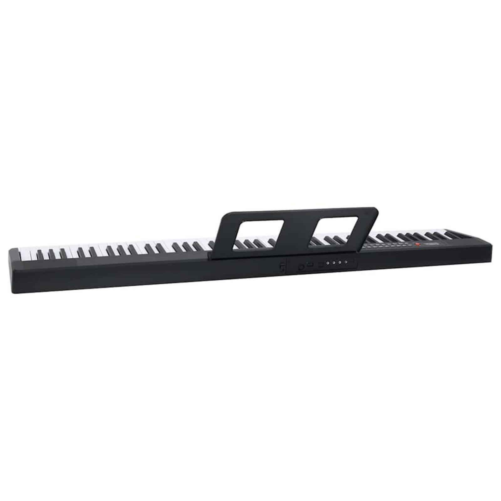 Ein schwarzes Digitalpiano mit weißen und schwarzen Tasten und einem Notenständer vor weißem Hintergrund.