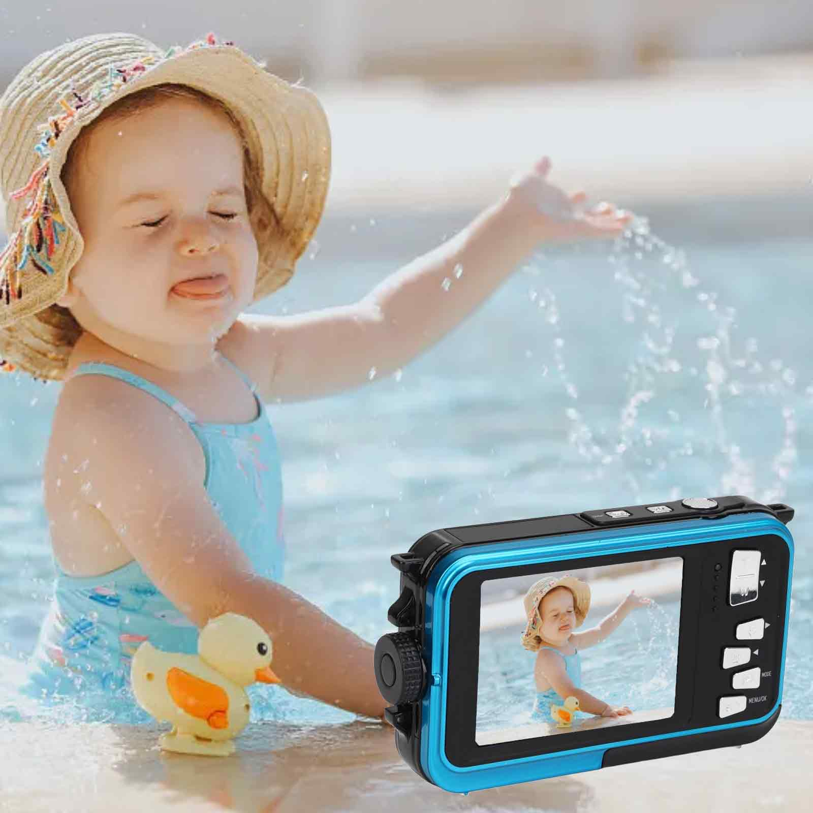 Ein Kind mit Hut spielt im Wasser, die Kamera zeigt ein Bild des Kindes. Ein Entenspielzeug befindet sich in der Nähe der Kamera.