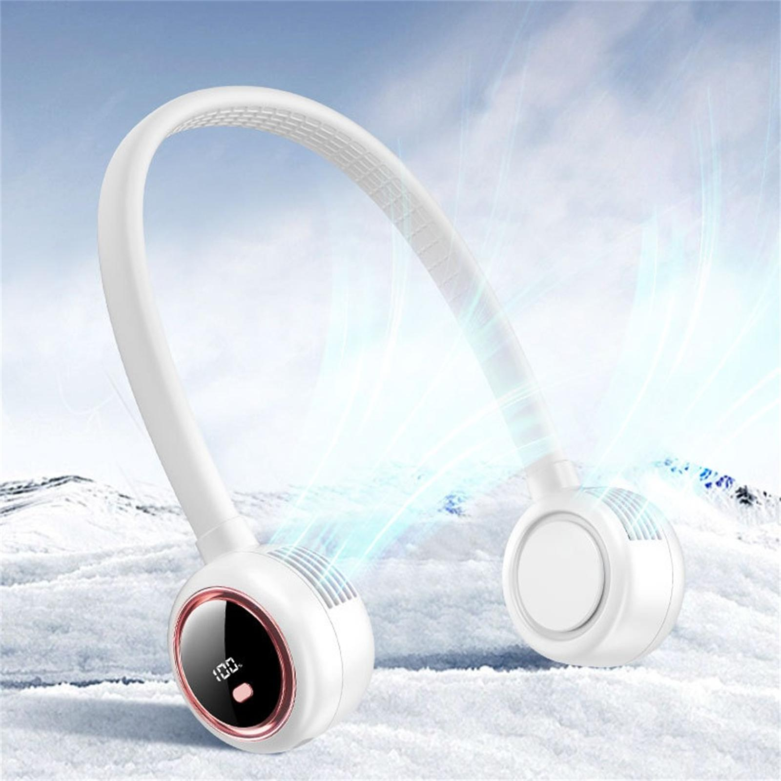 Weißer Nackenventilator mit Display. Hintergrund zeigt Schnee und blauen Himmel.
