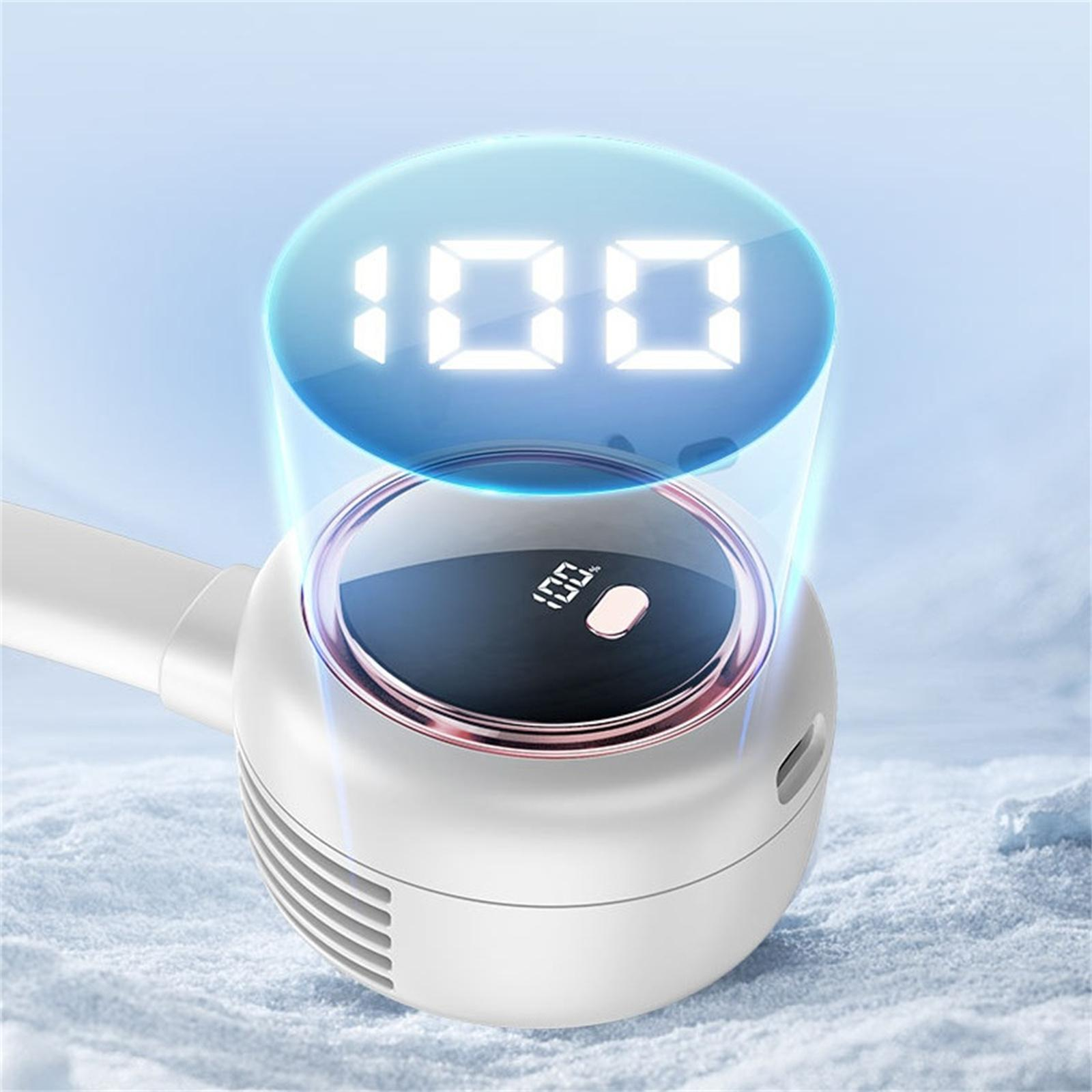 Weißer Ventilator mit Digitalanzeige mit '100'. Blauer Schein. Schneeähnlicher Hintergrund.