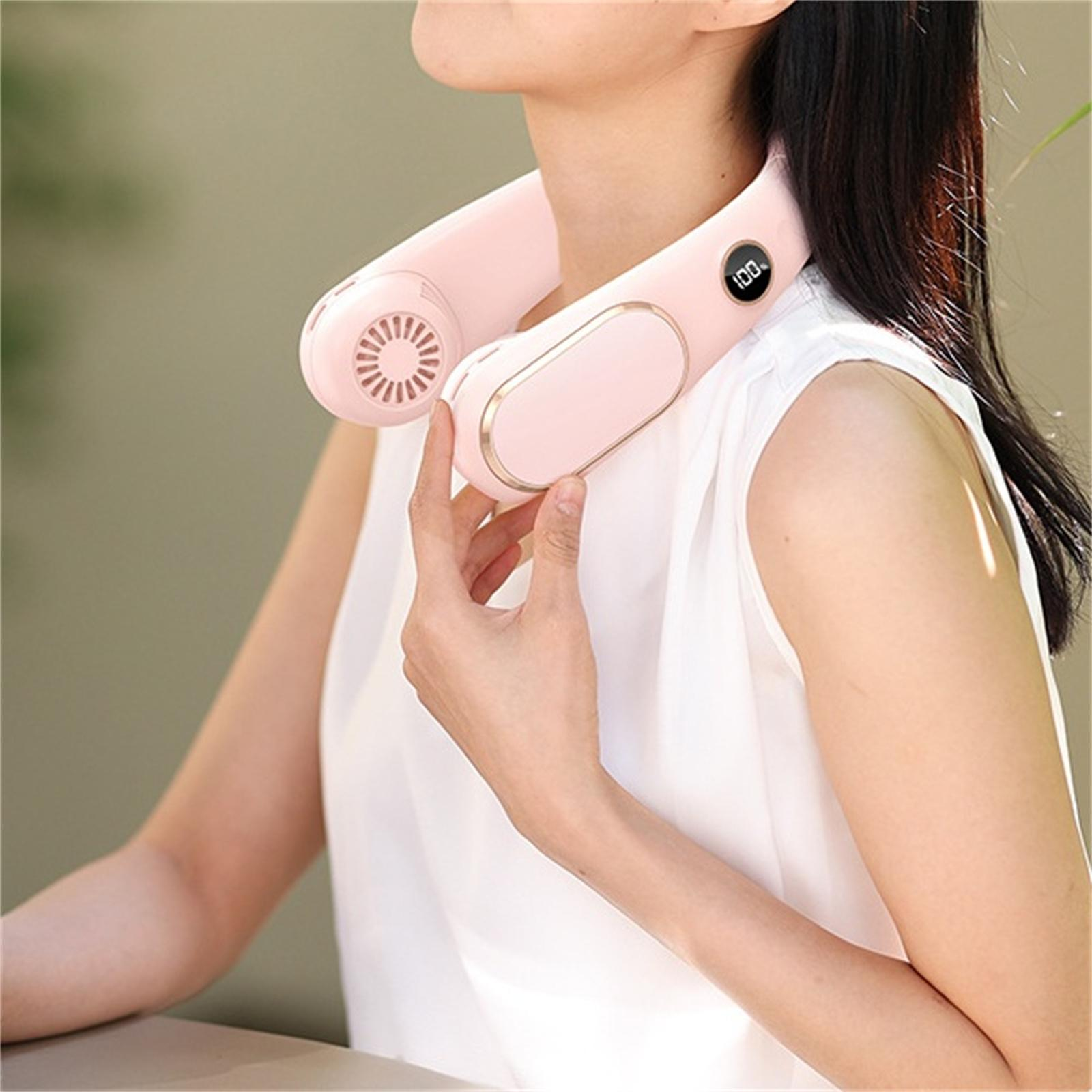 Eine Frau trägt einen rosa Nackenfächer. Der Fächer hat ein Display. Sie hält den Fächer.