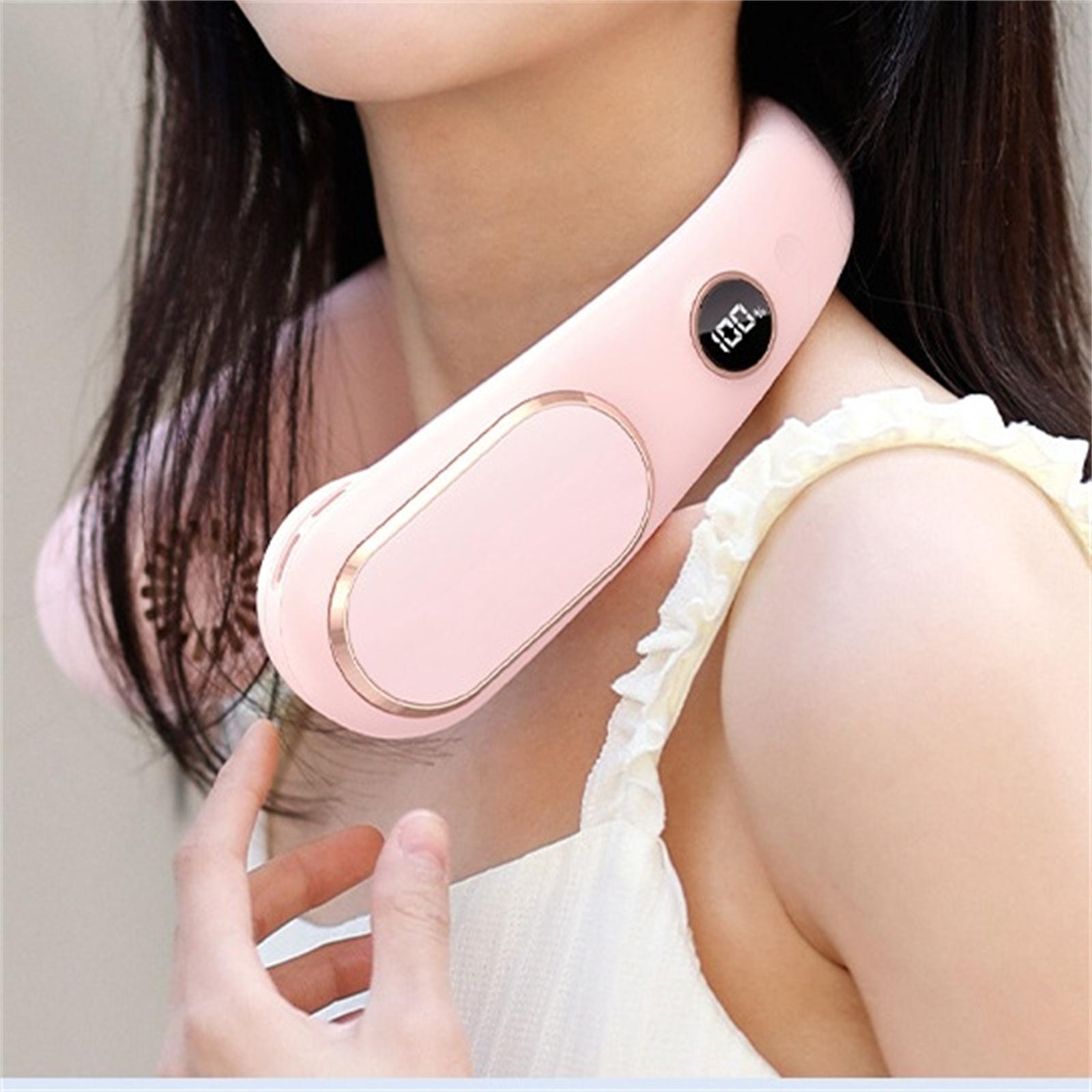 Eine Person trägt einen rosa Nackenfächer. Der Lüfter zeigt 100 % Ladung an. Die Person berührt den Lüfter mit dem Finger.