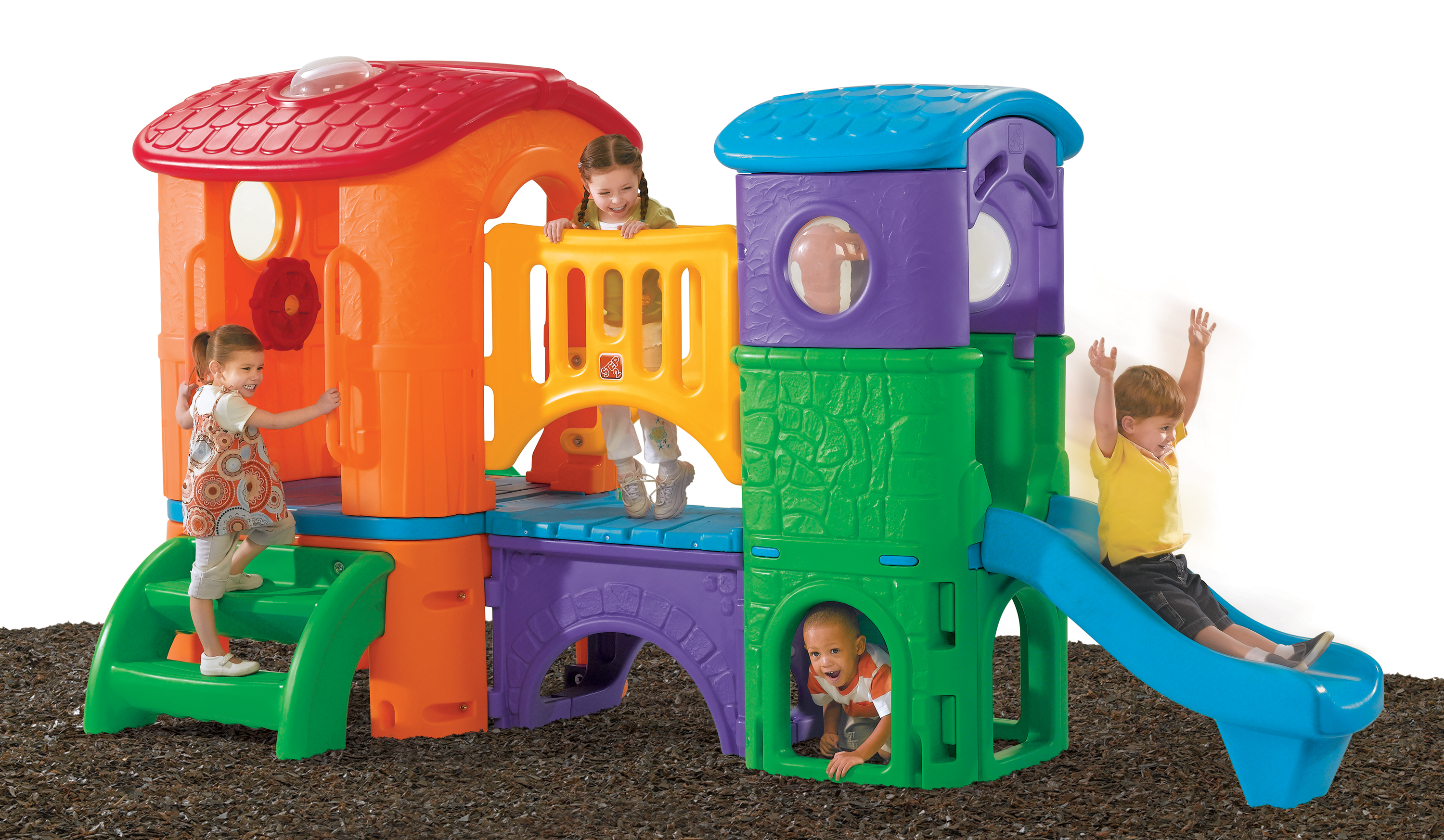 Kinder spielen auf einem bunten Spielhaus aus Kunststoff. Enthält Rutsche, Treppe und Tunnel. Kinder klettern und rutschen.